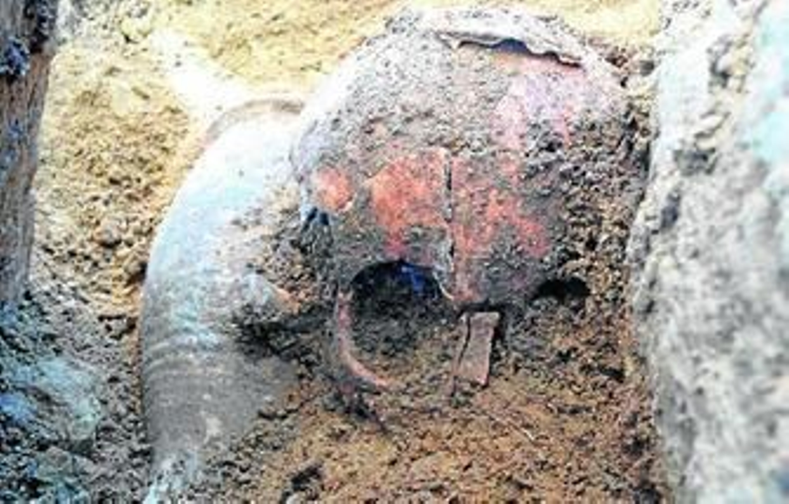 Utensilios de cerámica en el detalle de la excavación de una tumba tardorromana.