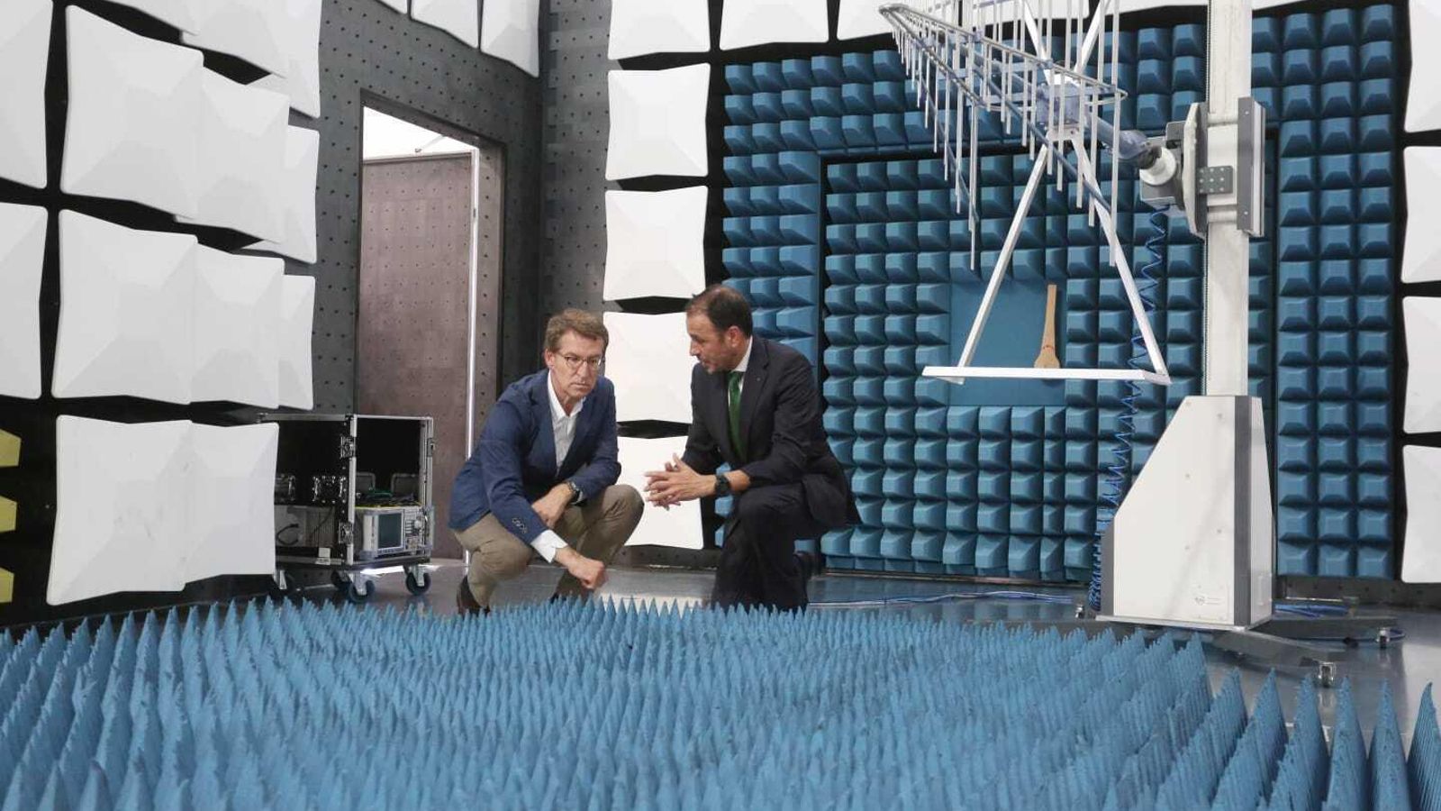 Fernando Hardasmal, directivo de Dekra, le muestra las instalaciones a Feijóo. Fernando Hardasmal, directivo de Dekra, le muestra las instalaciones a Feijóo.