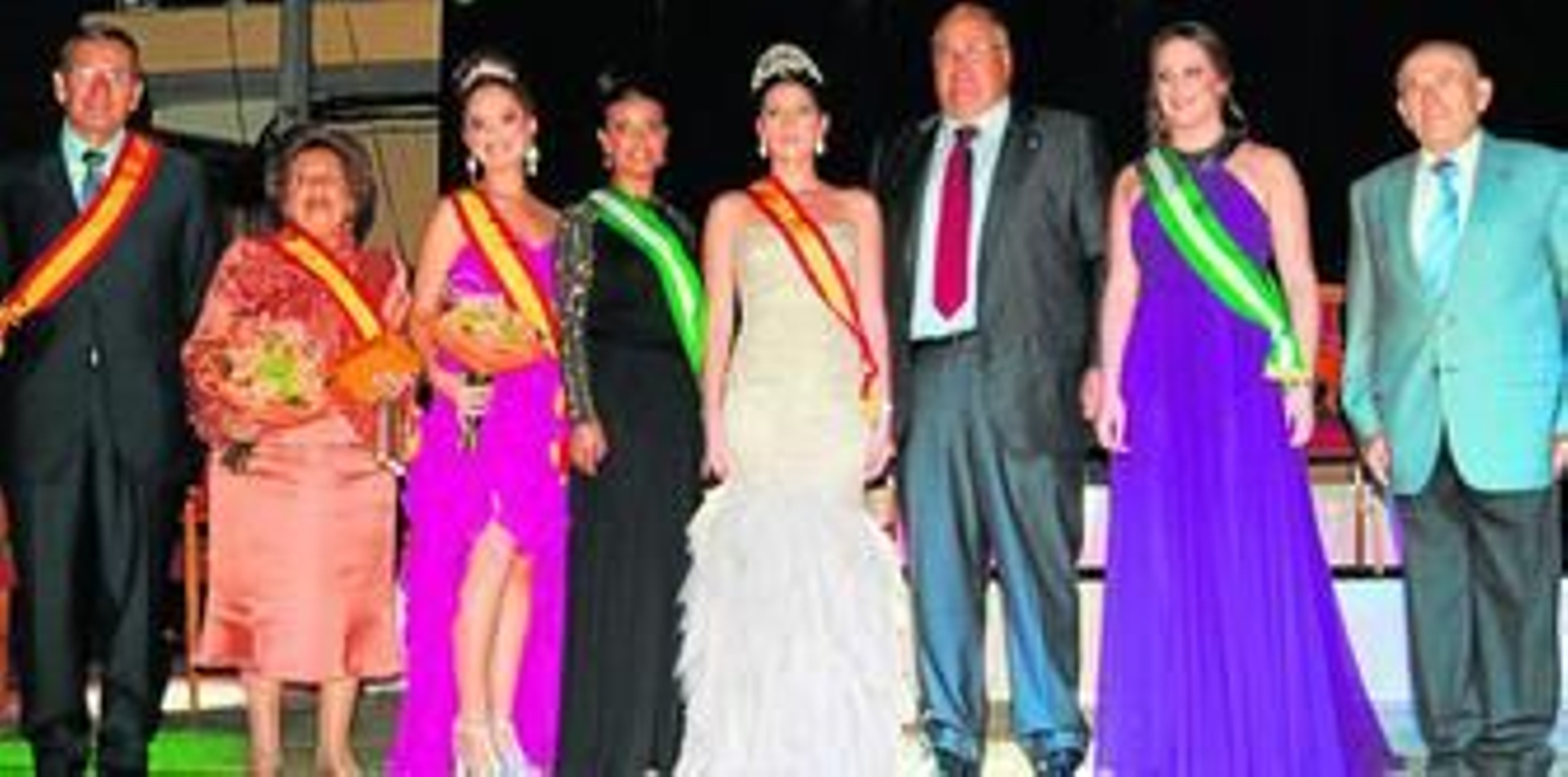 El alcalde, junto a la reina y damas de las fiestas, el pregonero y los abuelos del año.