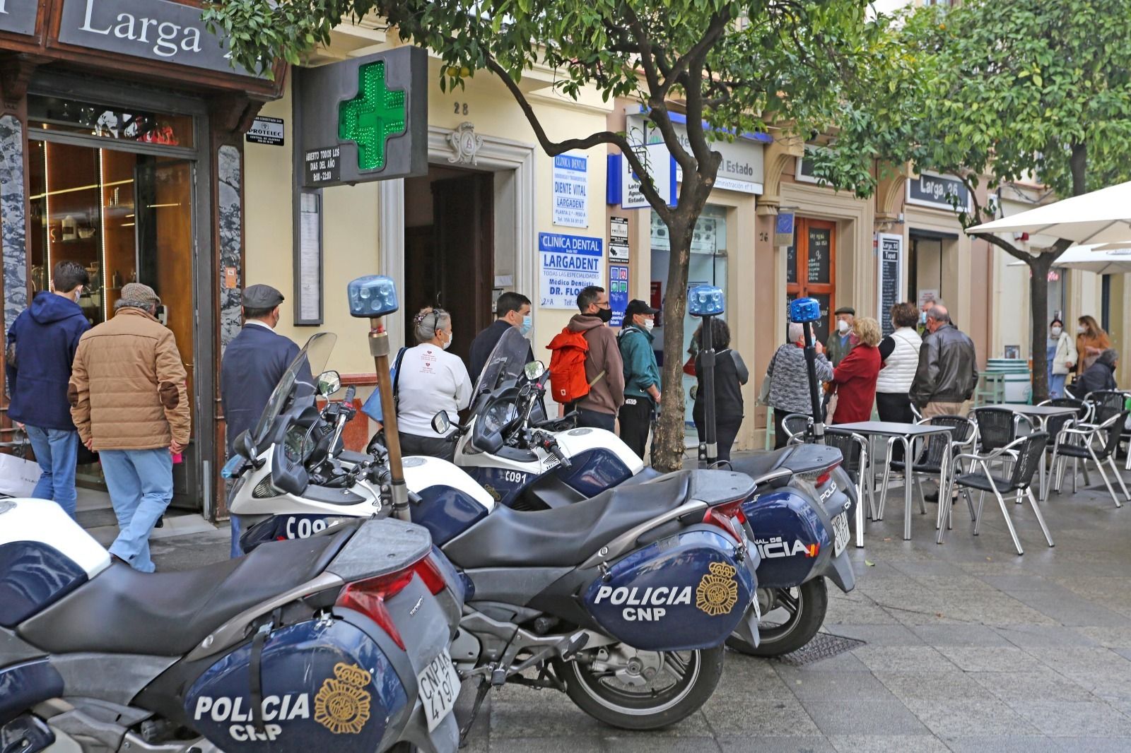 Colas en la administración de loterías de la calle Larga.