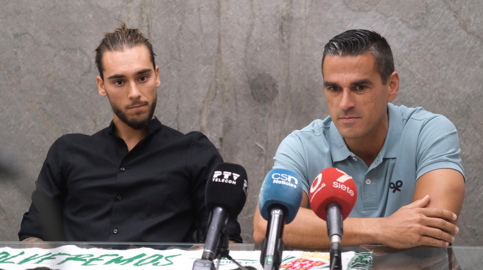 Juanito, director deportivo del Córdoba CF, junto al central Dragisa Gudelj. Juanito, director deportivo del Córdoba CF, junto al central Dragisa Gudelj.