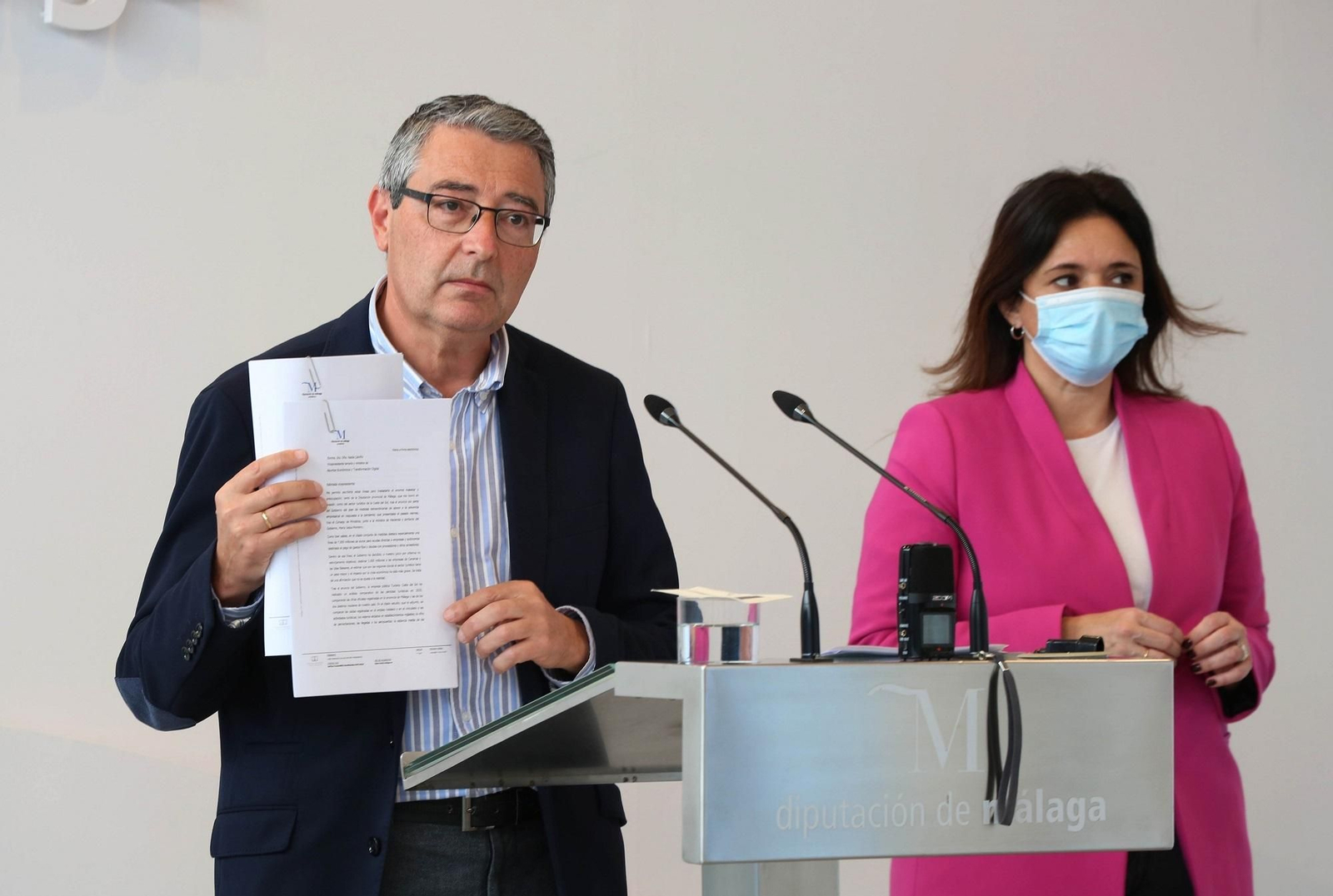 Francisco Salado, junto a Margarita del Cid, presenta el informe 'Análisis comparativo pérdidas Costa del Sol-Canarias-Baleares'.