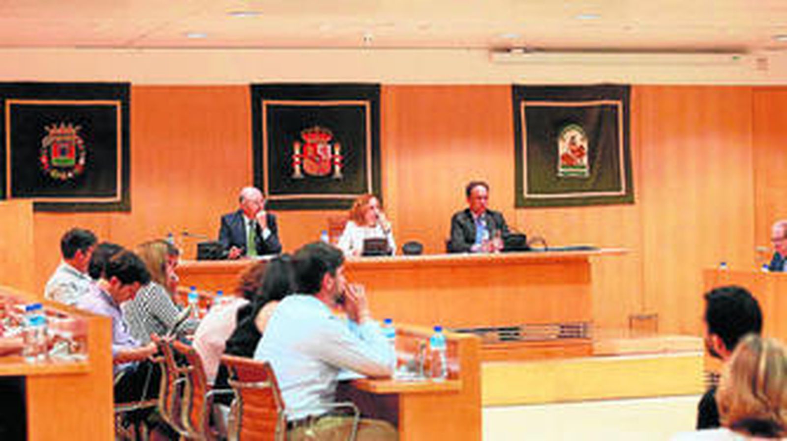 El Pleno, presidido por Juana María Carmona, con  el diputado del PA, que queda sin representación, en primer plano.