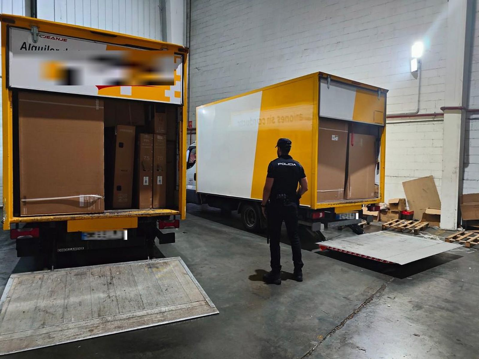 La Policía Nacional en el momento de la intervención.