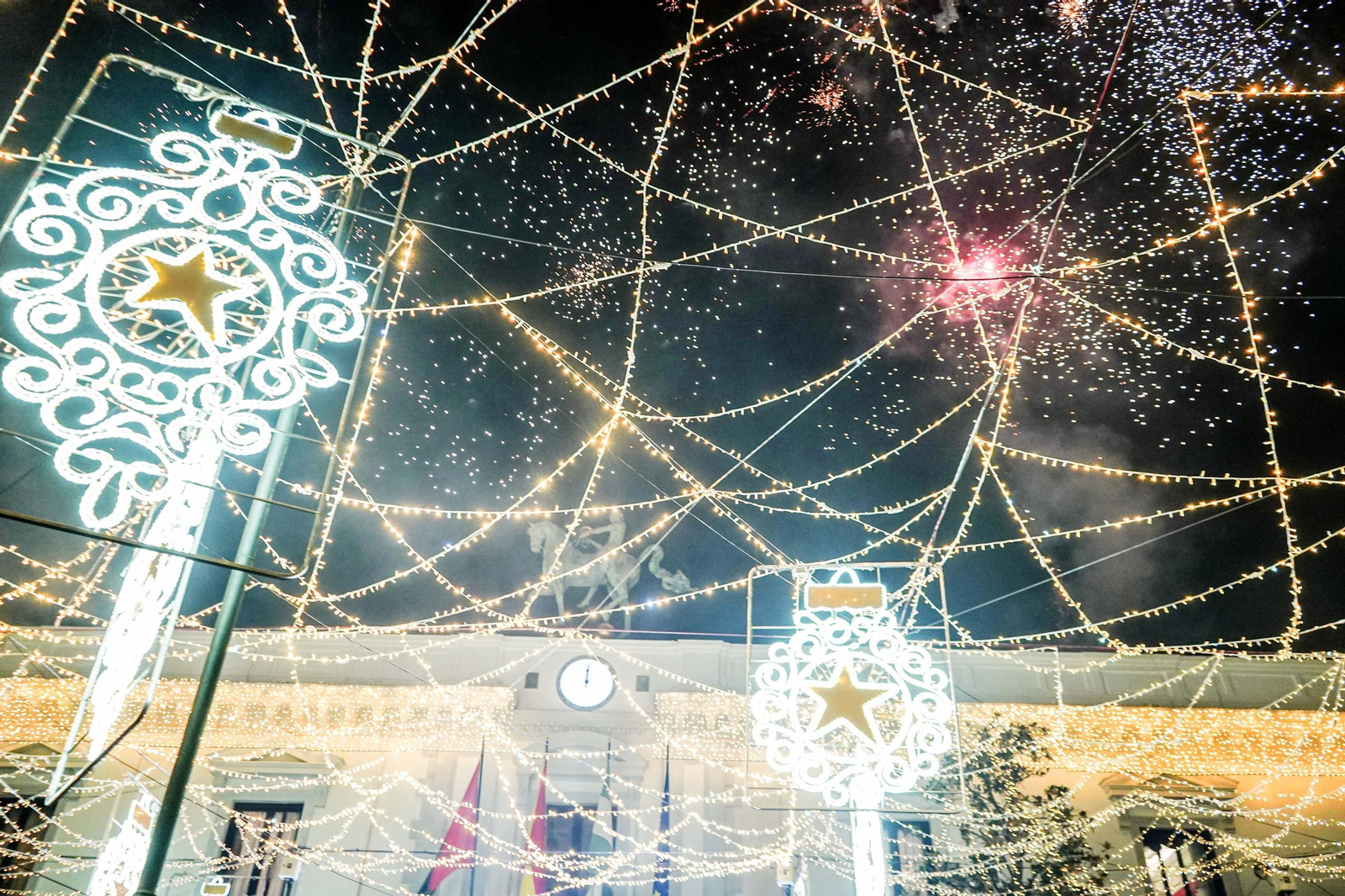 Así se vivieron las campanadas en la Plaza del Carmen de Granada: uvas y fiesta para recibir a 2024