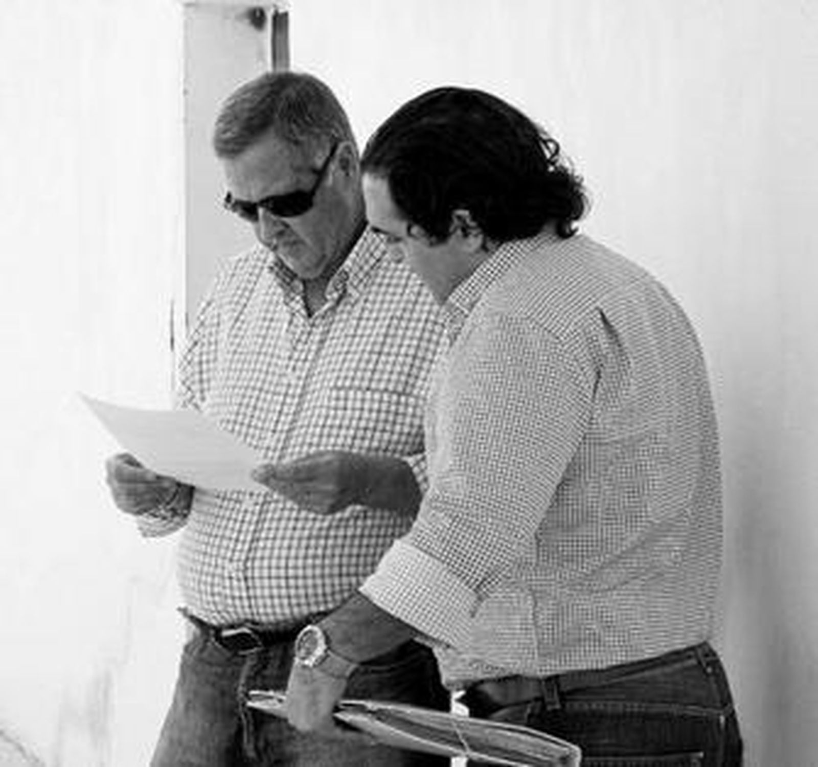 Nico Sosa analiza el finiquito, entregado por Chicha (d).