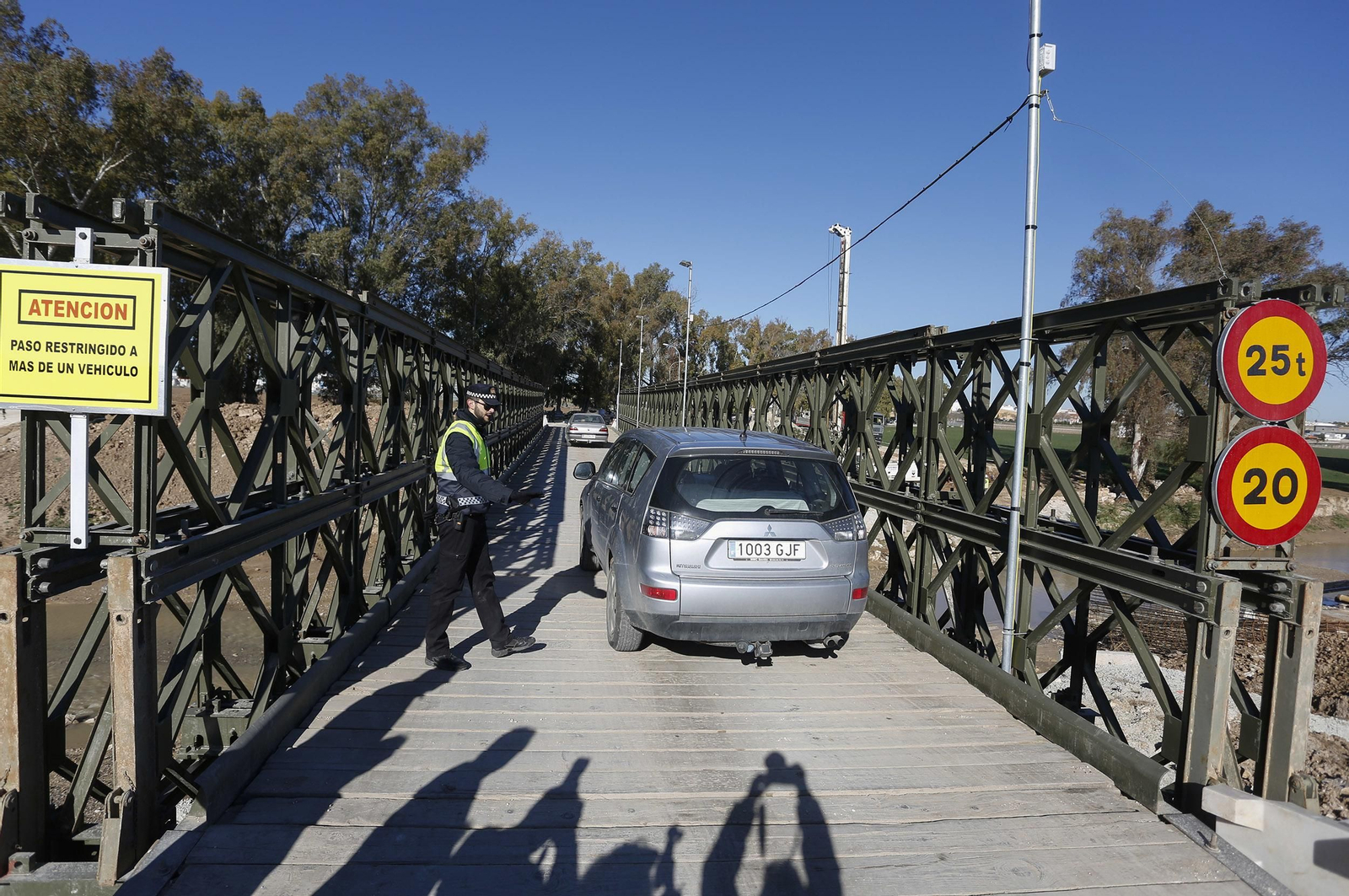 La visita de la ministra de Defensa a los puentes de Casariche y El Rubio, en imágenes