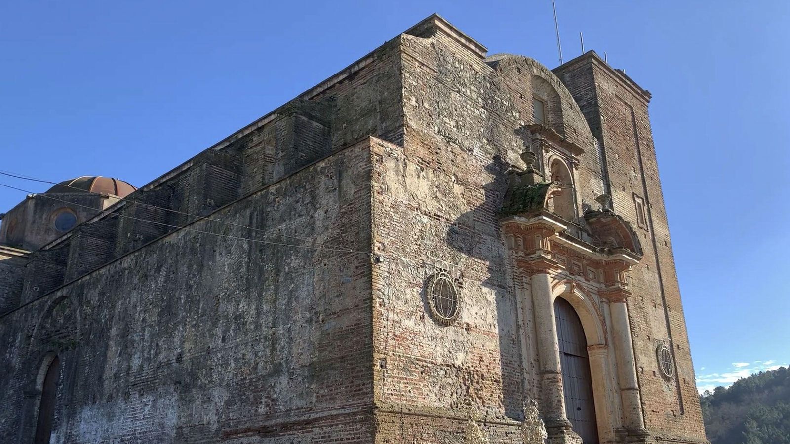 Una iglesia como una catedral que nunca fue terminada y que ahora es un centro social