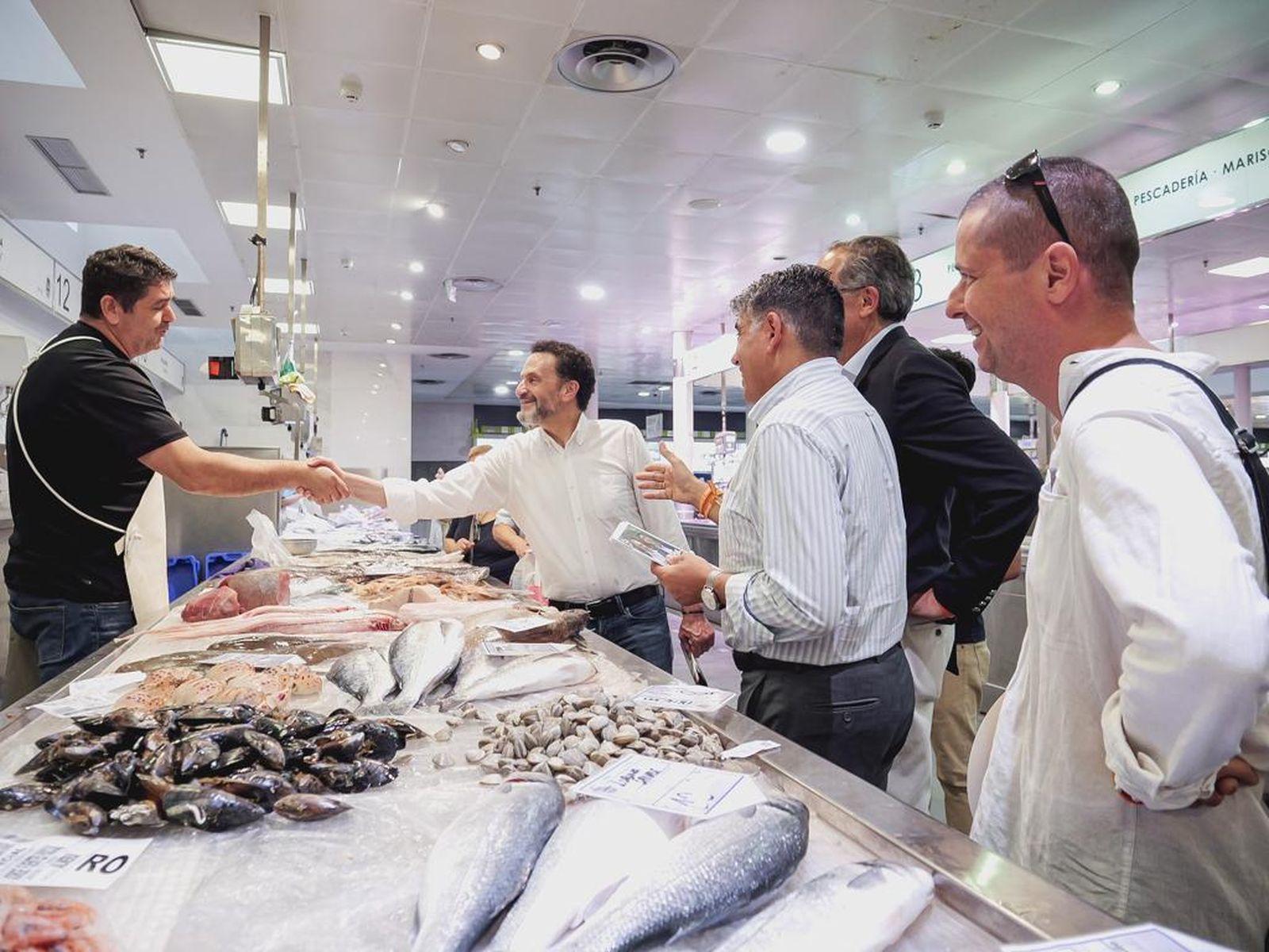 Edmundo Bal, durante su visita al Mercado Central de Almería.