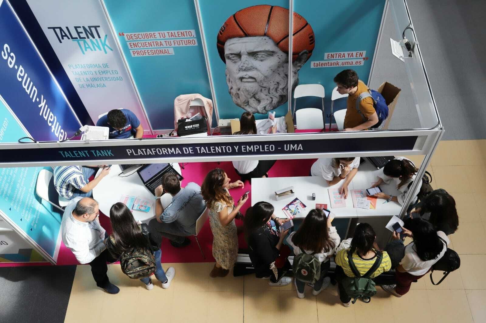 El expositor de la nueva plataforma de la UMA Talent Tank en la V Feria de Empleo
