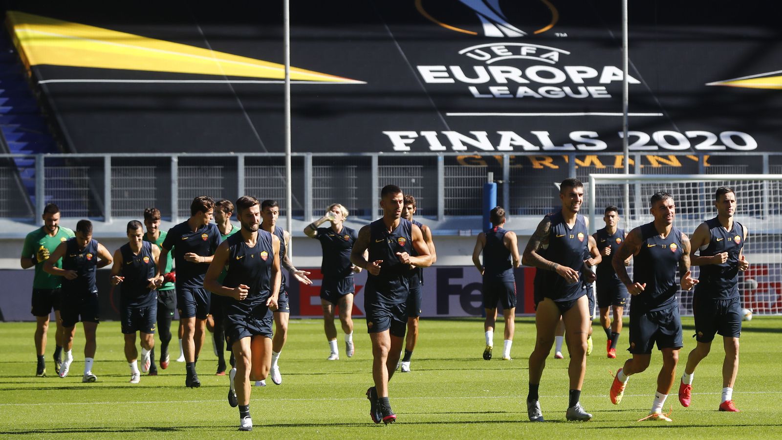 Los jugadores de la Roma se entrenan en el MSV Arena de Duisburgo