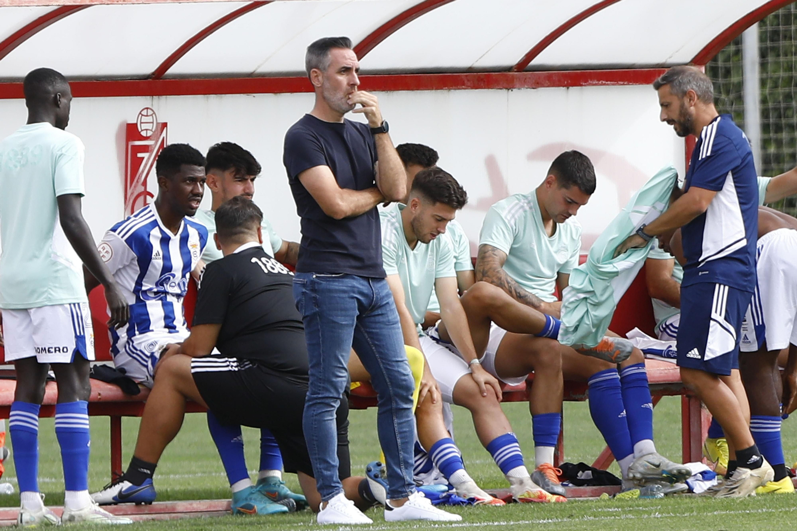 Abel Gómez oberva a su equipo en el partido contra el filial del Granada.
