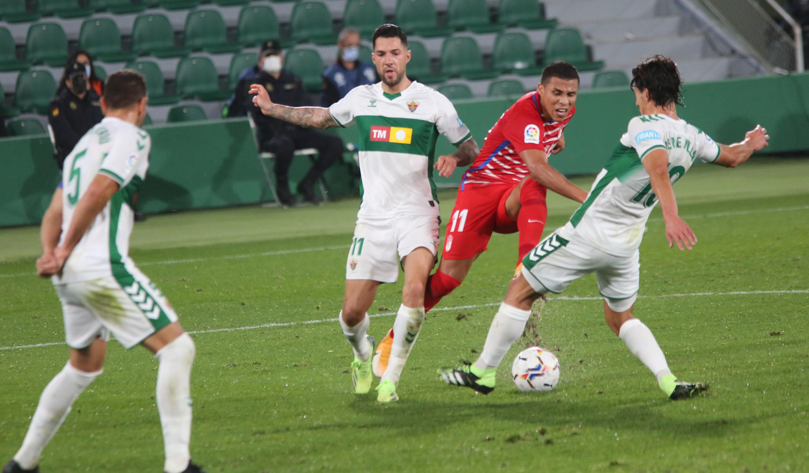 Machís, que trata de disparar con la zurda, cuajó un gran encuentro.