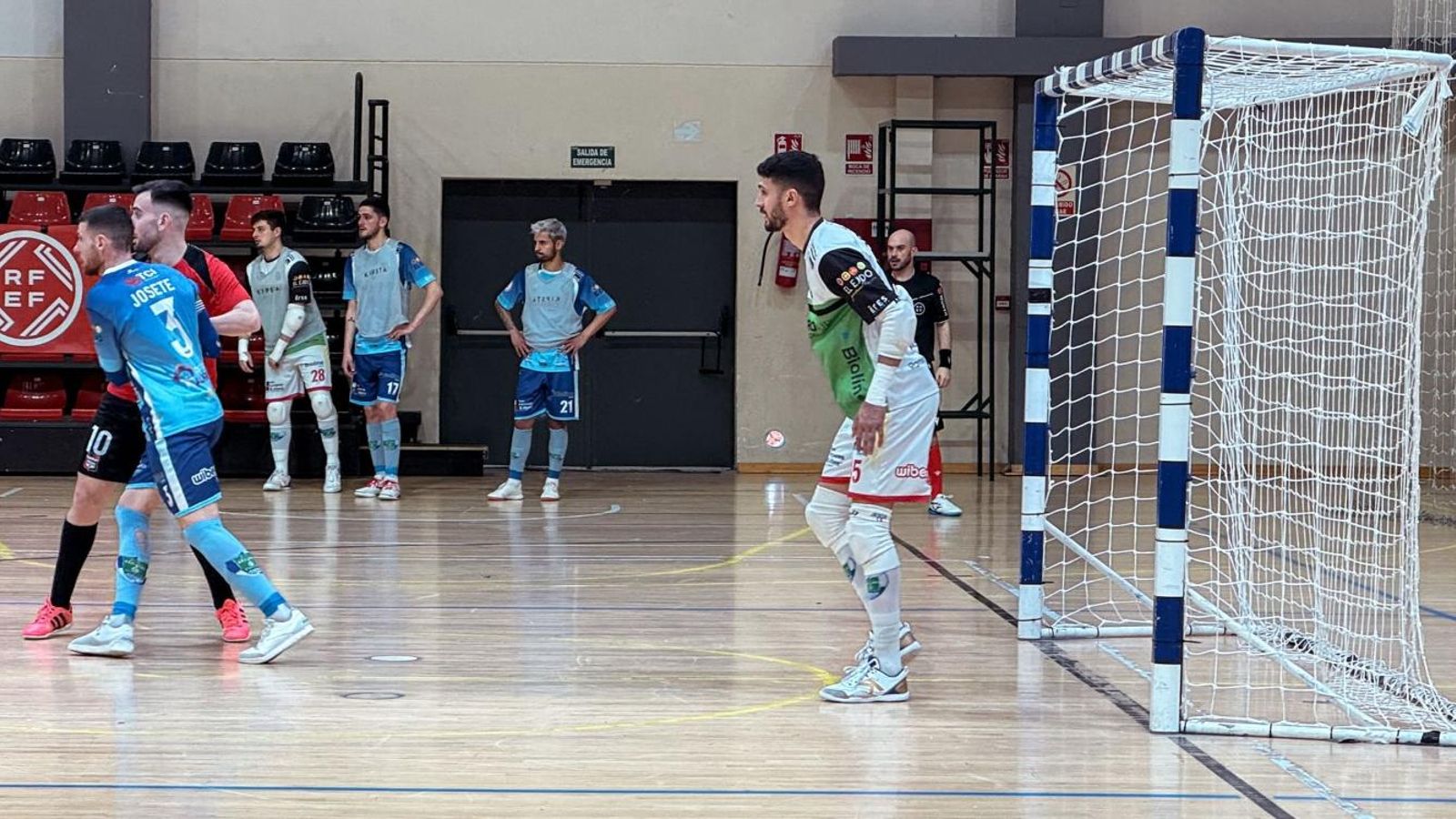 Jesús, guardameta visitante, durante el encuentro ante La Nucía.