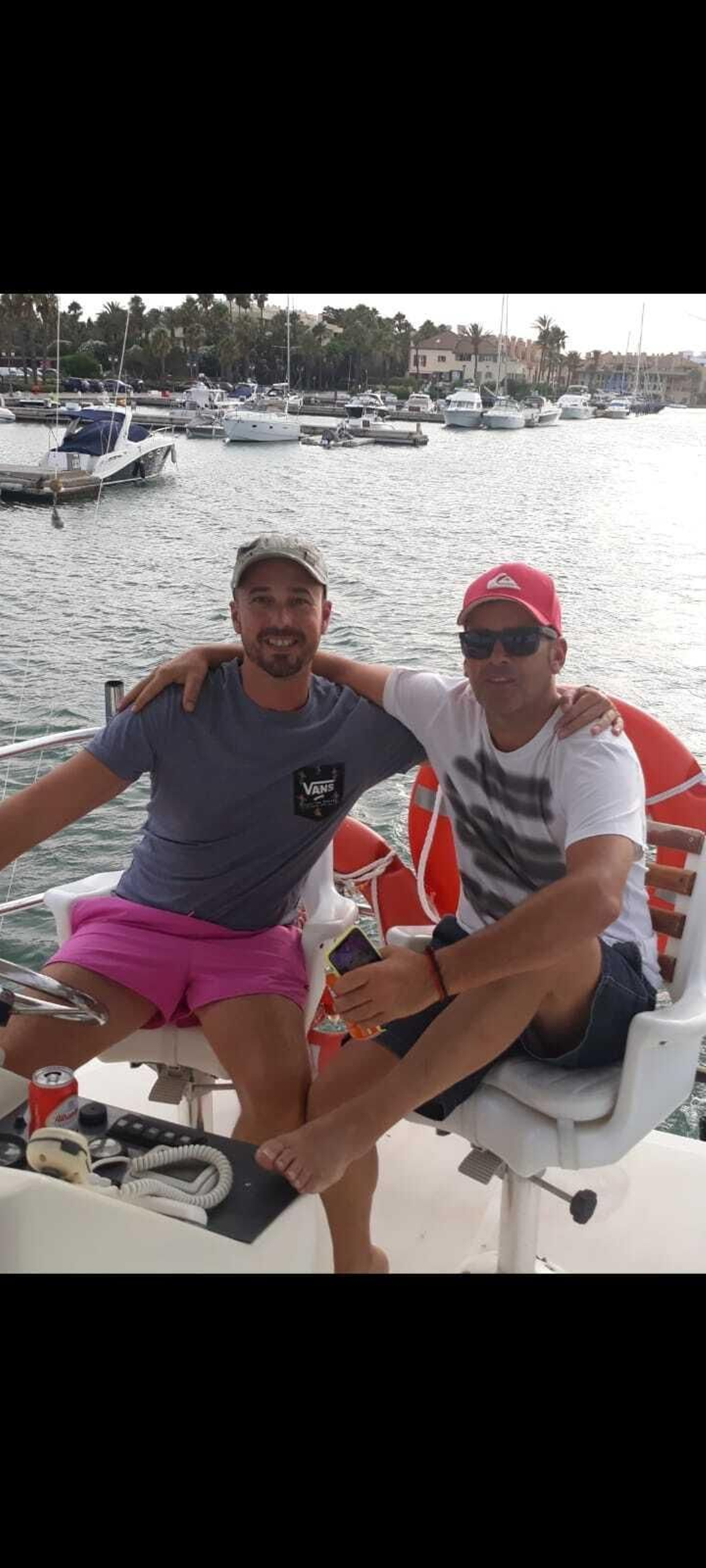 Carlos (izquierda) y Nicolás (derecha), en una embarcación.