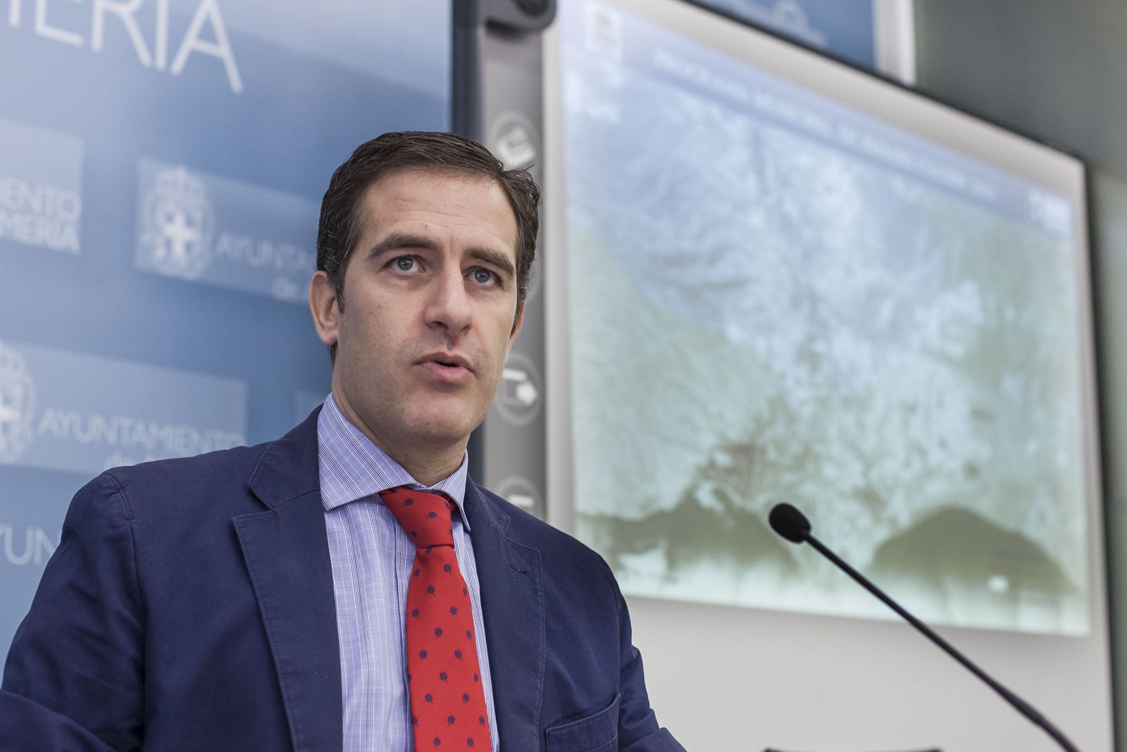 1. Los cauces pintados en 1998 para el Plan General aún vigente. 2. Las ramblas y sus múltiples ramificaciones dibujadas por Medio Ambiente para este nuevo PGOU, afectando a los desarrollos programados por el Ayuntamiento. 3. Miguel Ángel Castellón, concejal de Desarrollo Urbano.