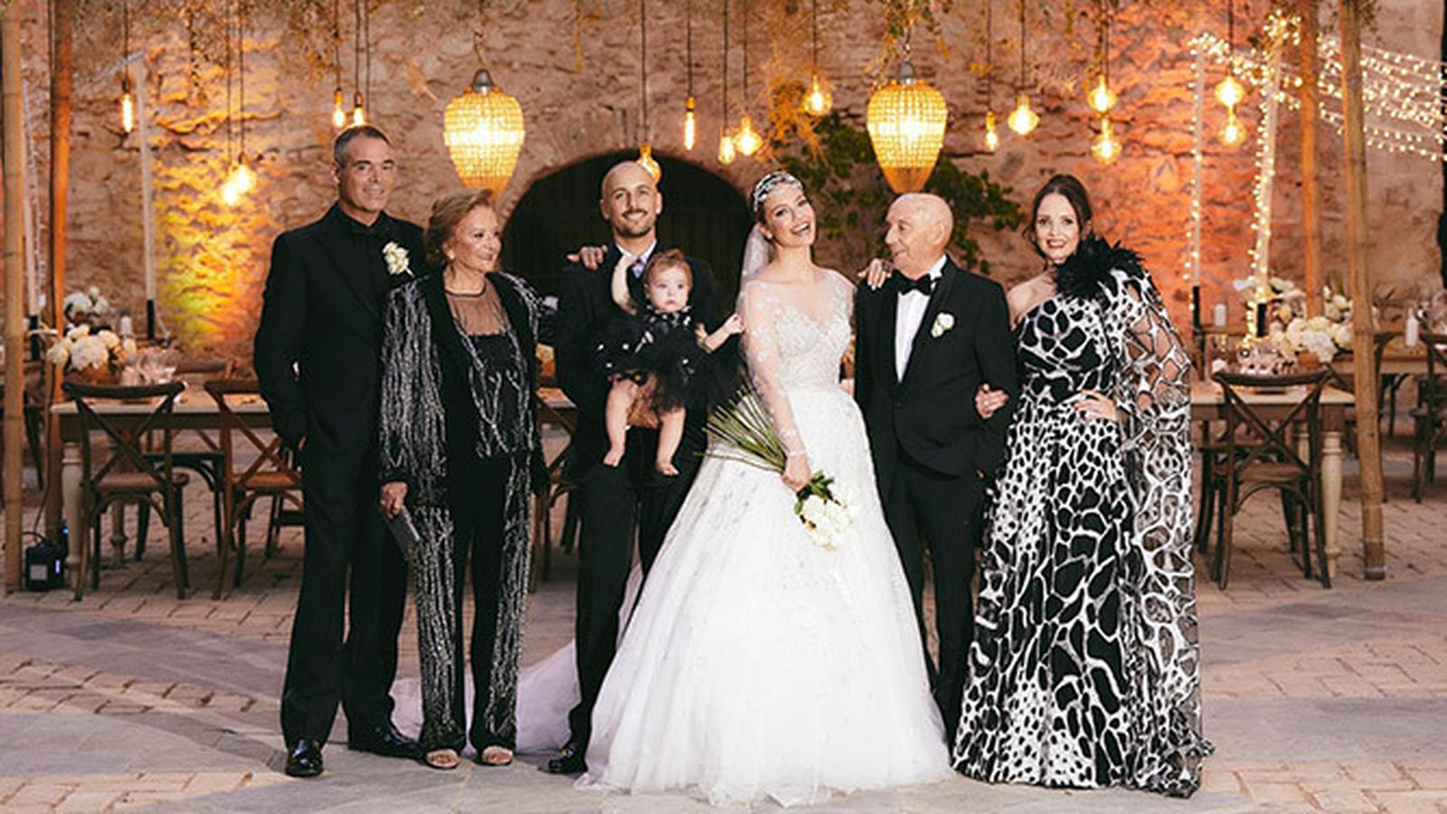 El nuevo matrimonio María Avila y Manuel Casado con Jesús Manuel Mora, Mercedes Ávila, Rafael Ávila y Mercedes Tirado, durante la celebración en el Castillo de Santiago.