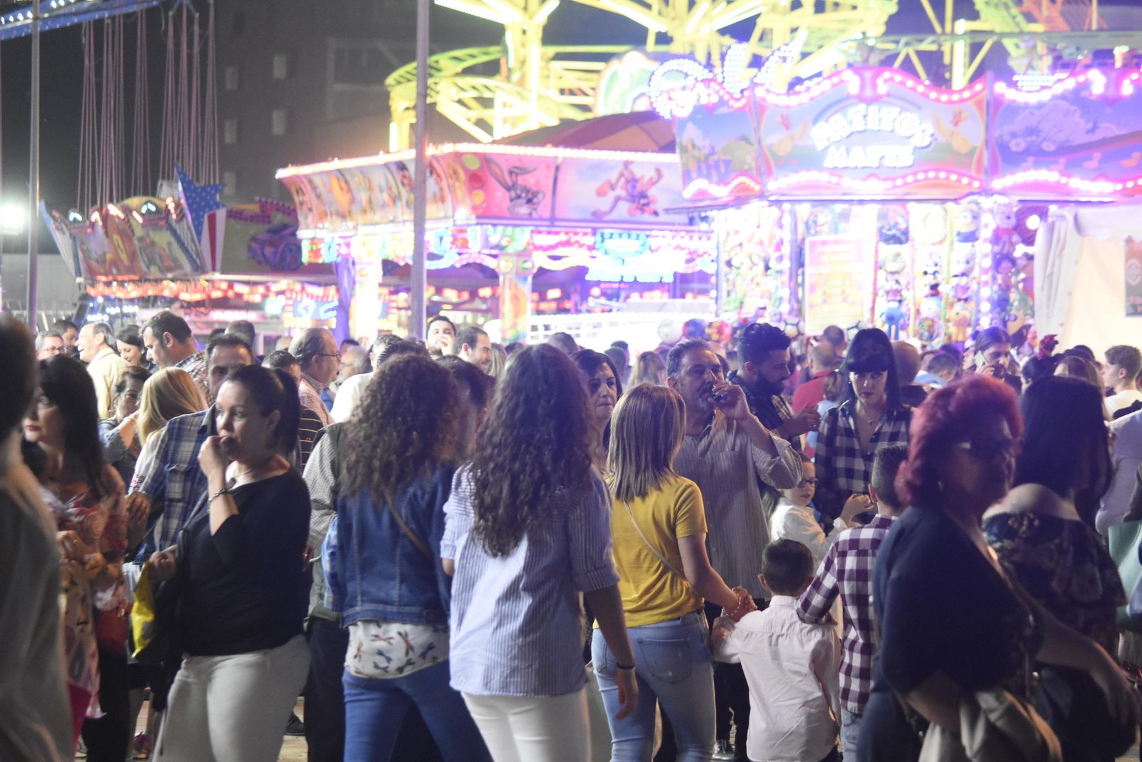 Zona de las atracciones repleta de gente a casi dos horas del encendido del alumbrado