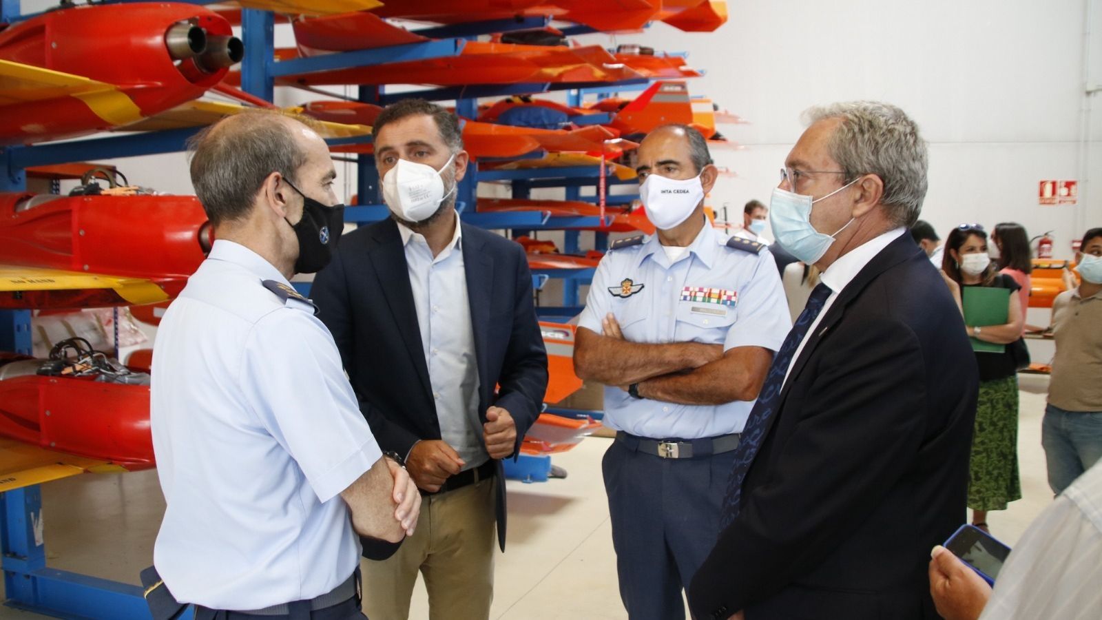 Visita del consejero de Transformación Económica al INTA donde coincidió con el alcalde de Moguer y el general Salom.