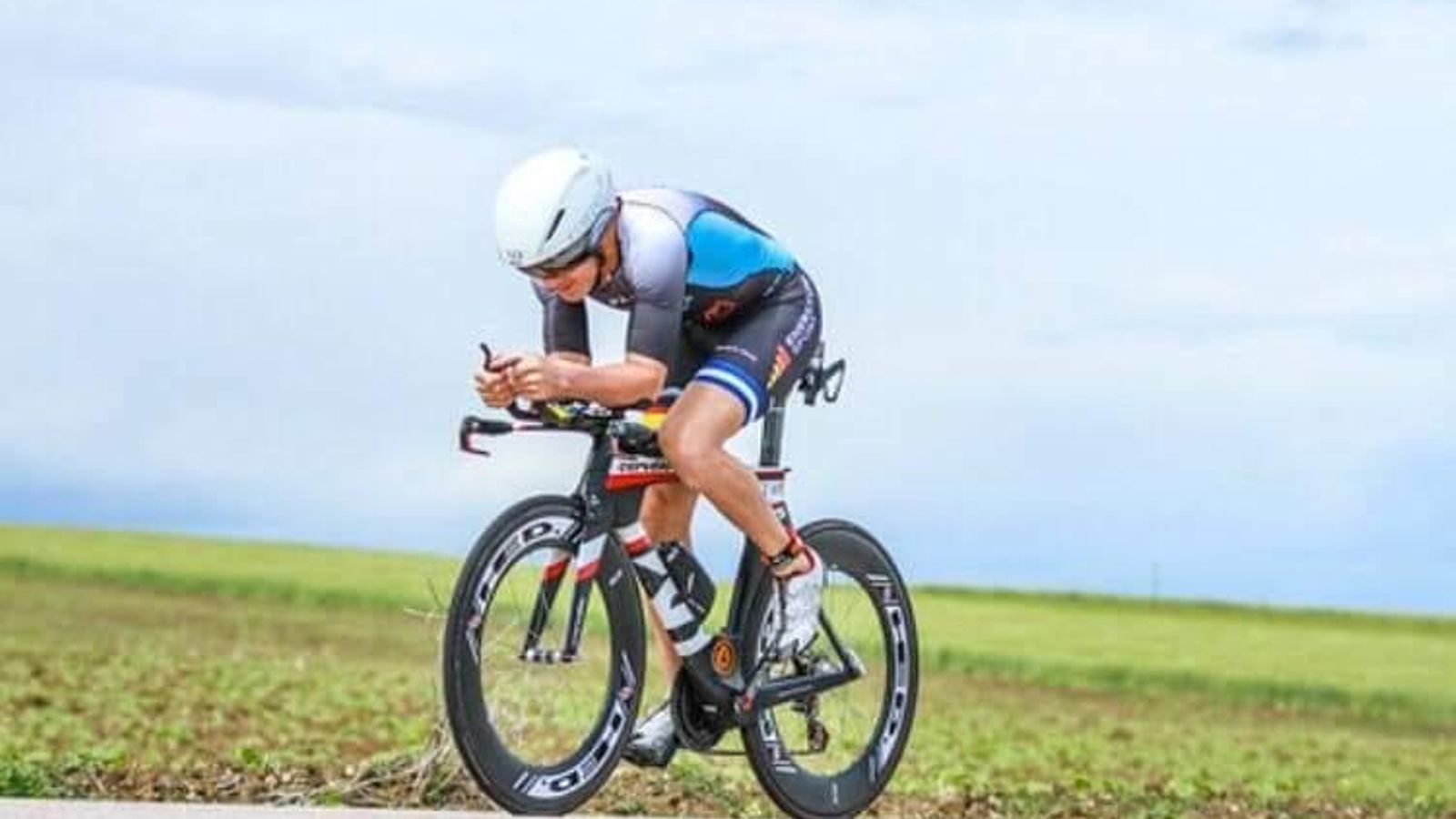 El triatleta jerezano, en pleno esfuerzo en la bicicleta.