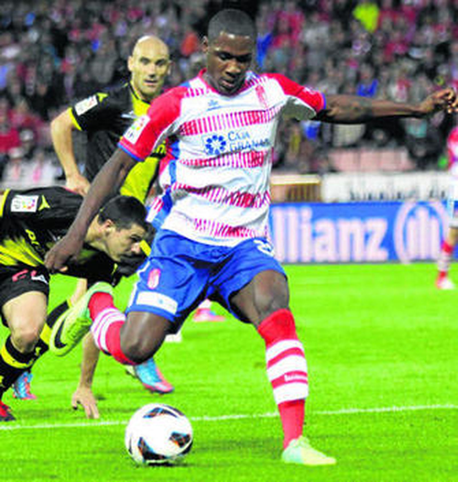 Ighalo dispara a puerta en el partido de Liga contra el Zaragoza, en el que perdió el Granada.
