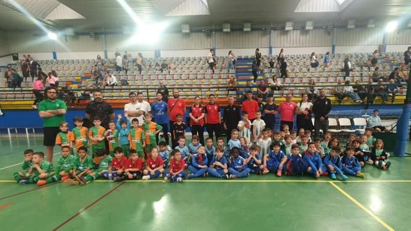 La foto de familia de esta nueva jornada de la Liga Bebé de Fútbol Sala de la RFAF.