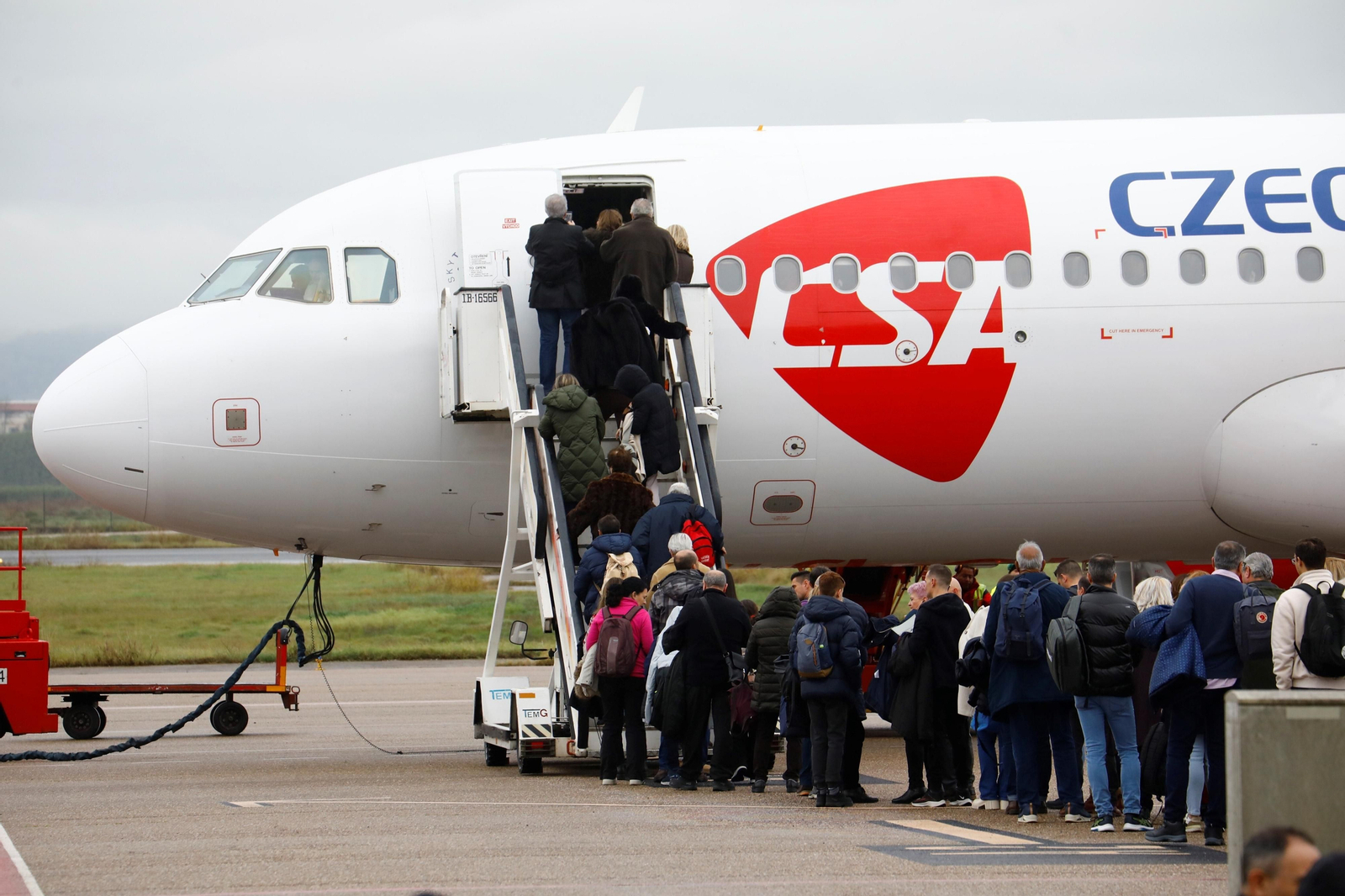 El despegue del el primer vuelo chárter a Europa en el aeropuerto de Córdoba, en imágenes