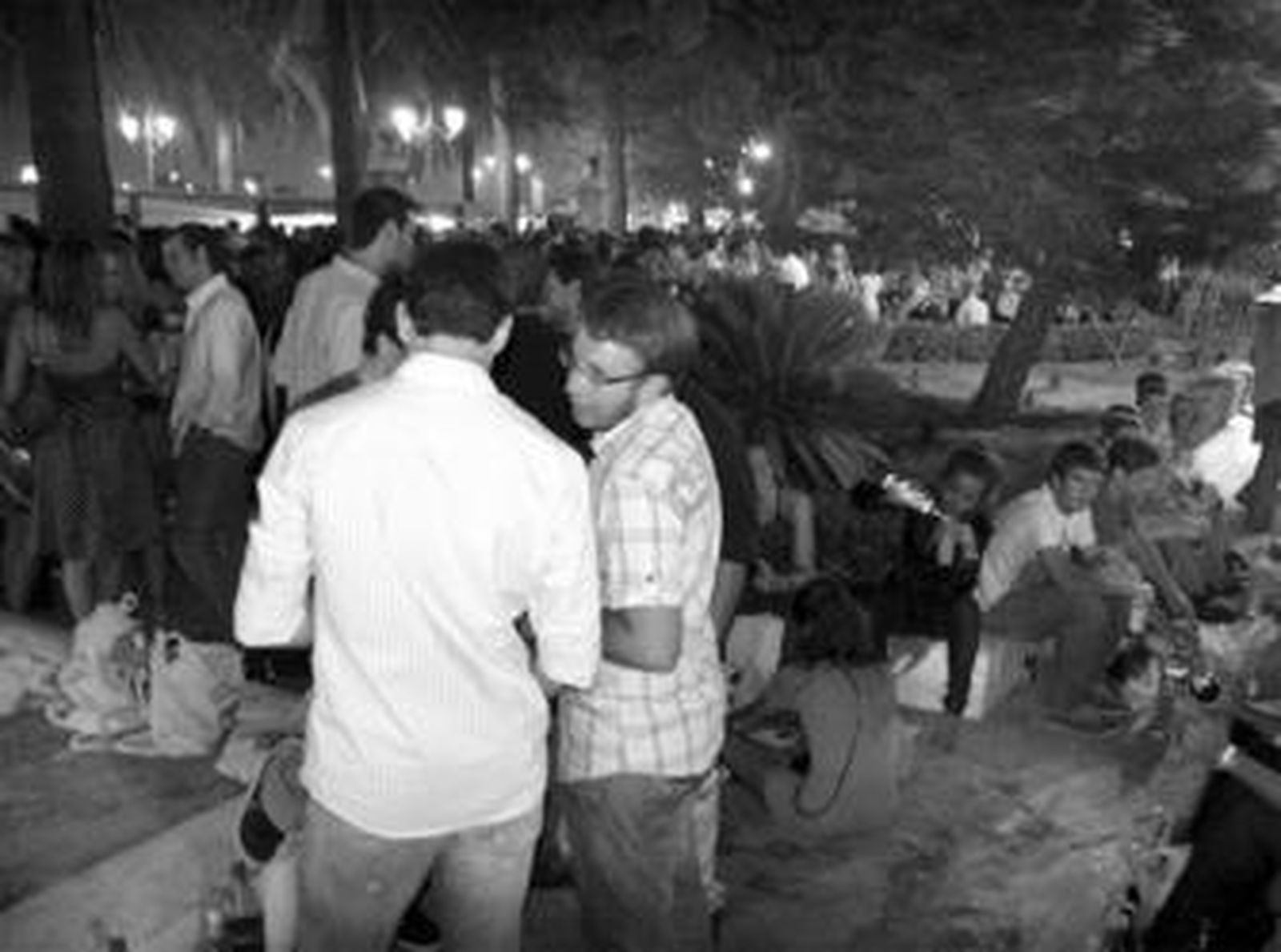Jóvenes haciendo botellón en el parque Calderón, una noche de fin de semana durante este verano.