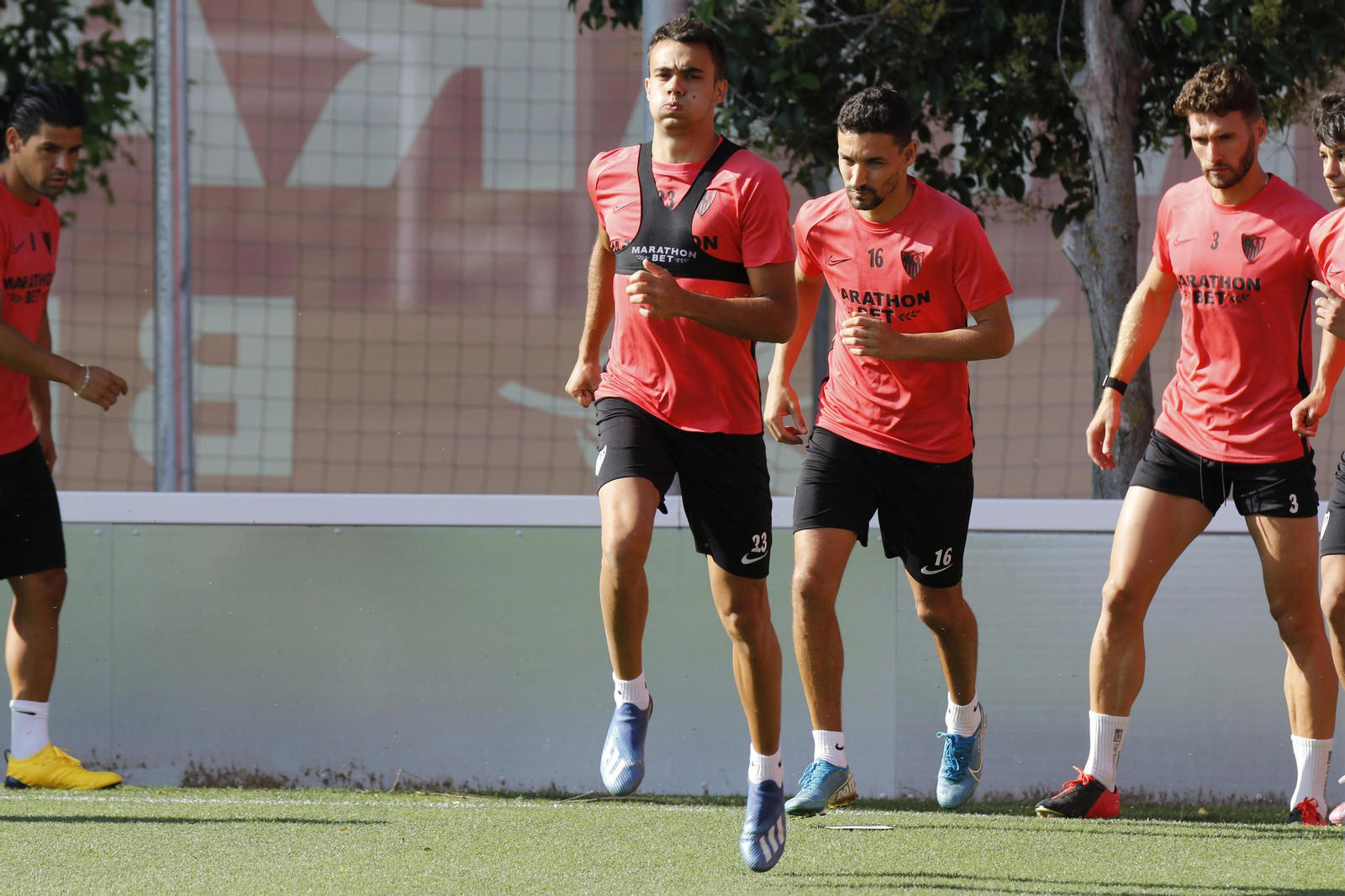 Reguilón y Jesús Navas inician un trabajo de fuerza en progresión mientras Sergi Gómez espera.