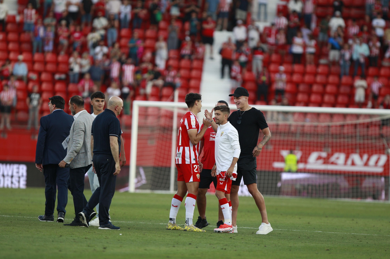 Imágenes de la gran victoria del Almería ante el Cádiz por 6 a 1