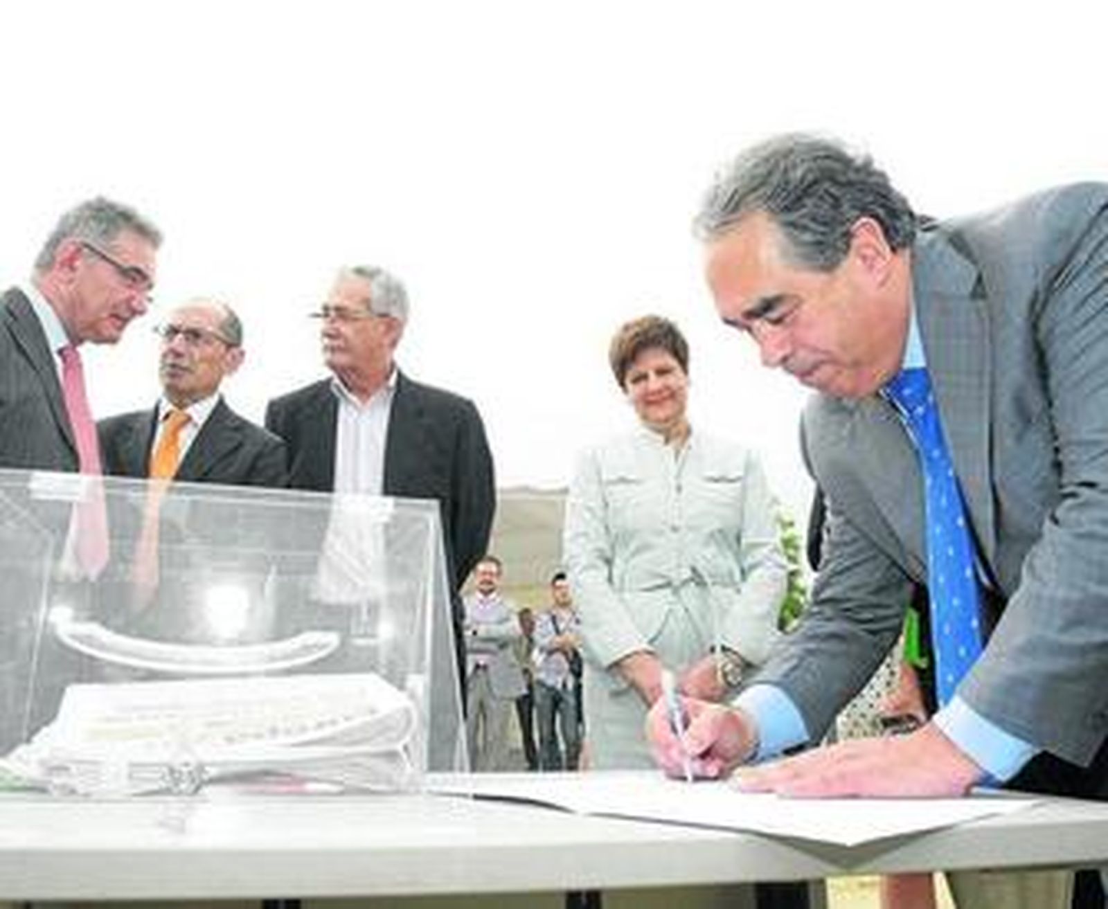 El consejero delegado de Atalaya Motor, Fernando Andrés, ante la mirada de la consejera, ayer.