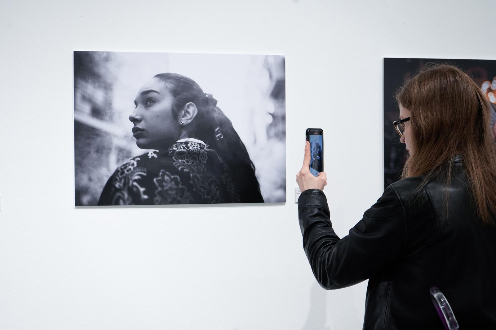 Imágenes de la inauguración de exposición fotográfica 'Luz de Cuaresma', en la Sala El Comercial de la Fundación Cajasol