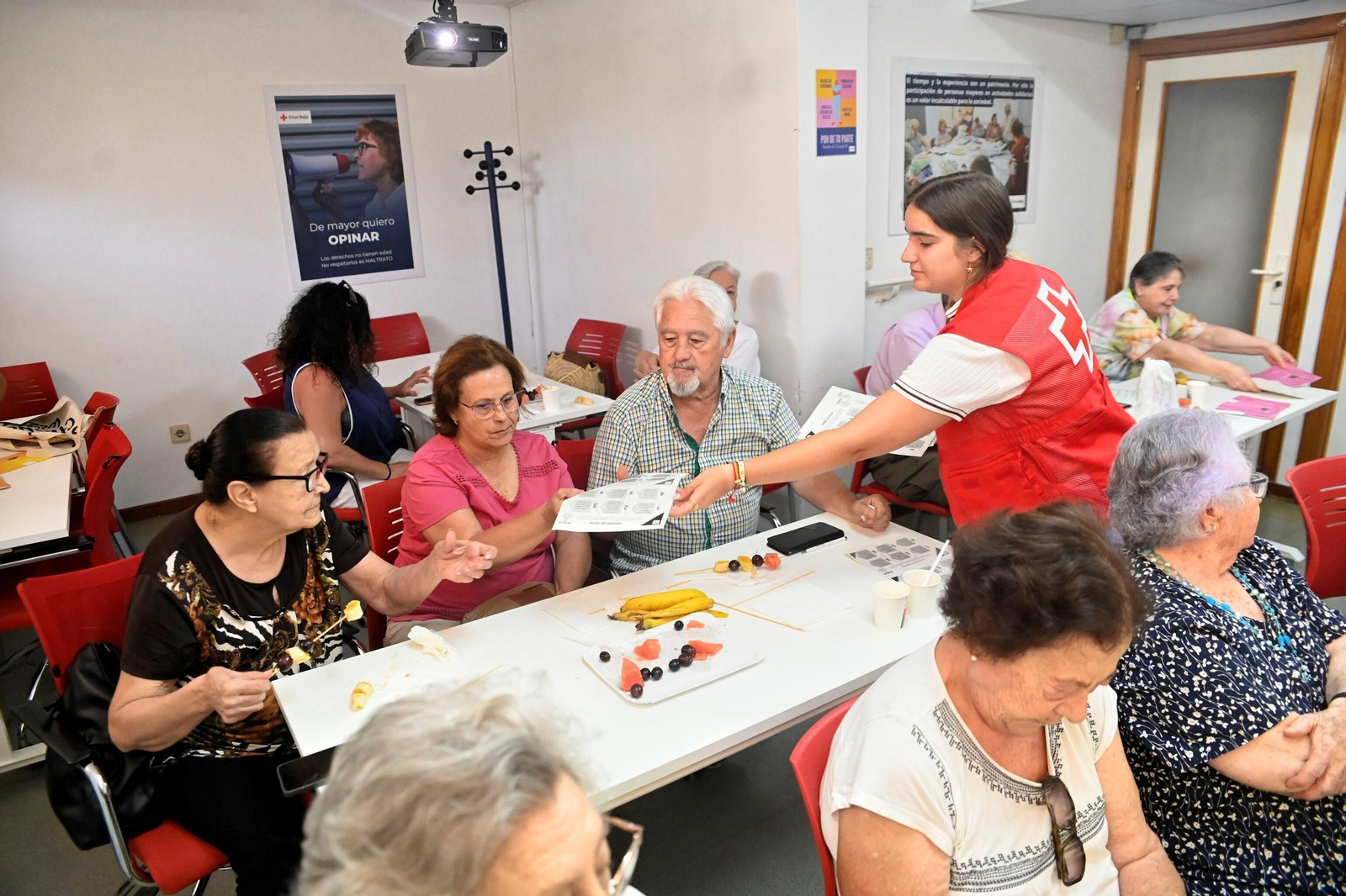 Taller de Cruz Roja sobre ahorro energético y alimentación saludable para mayores