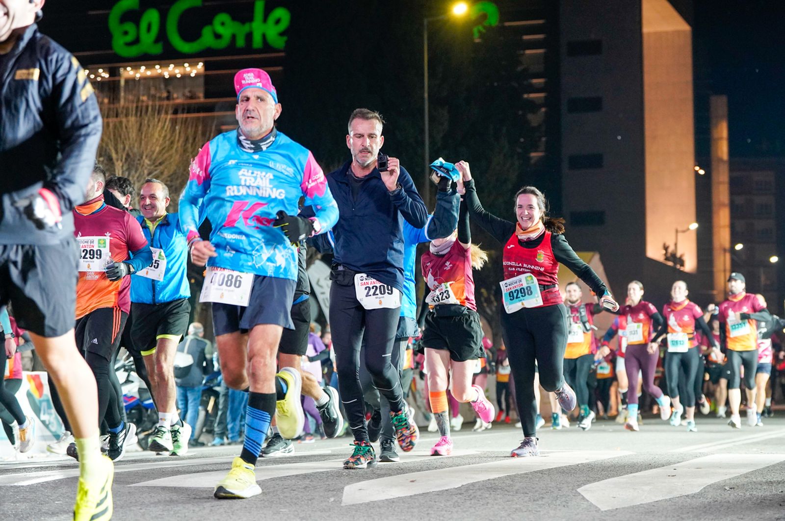 En imágenes: búscate en tu llegada a meta de la Carrera de San Antón 2026 (20)