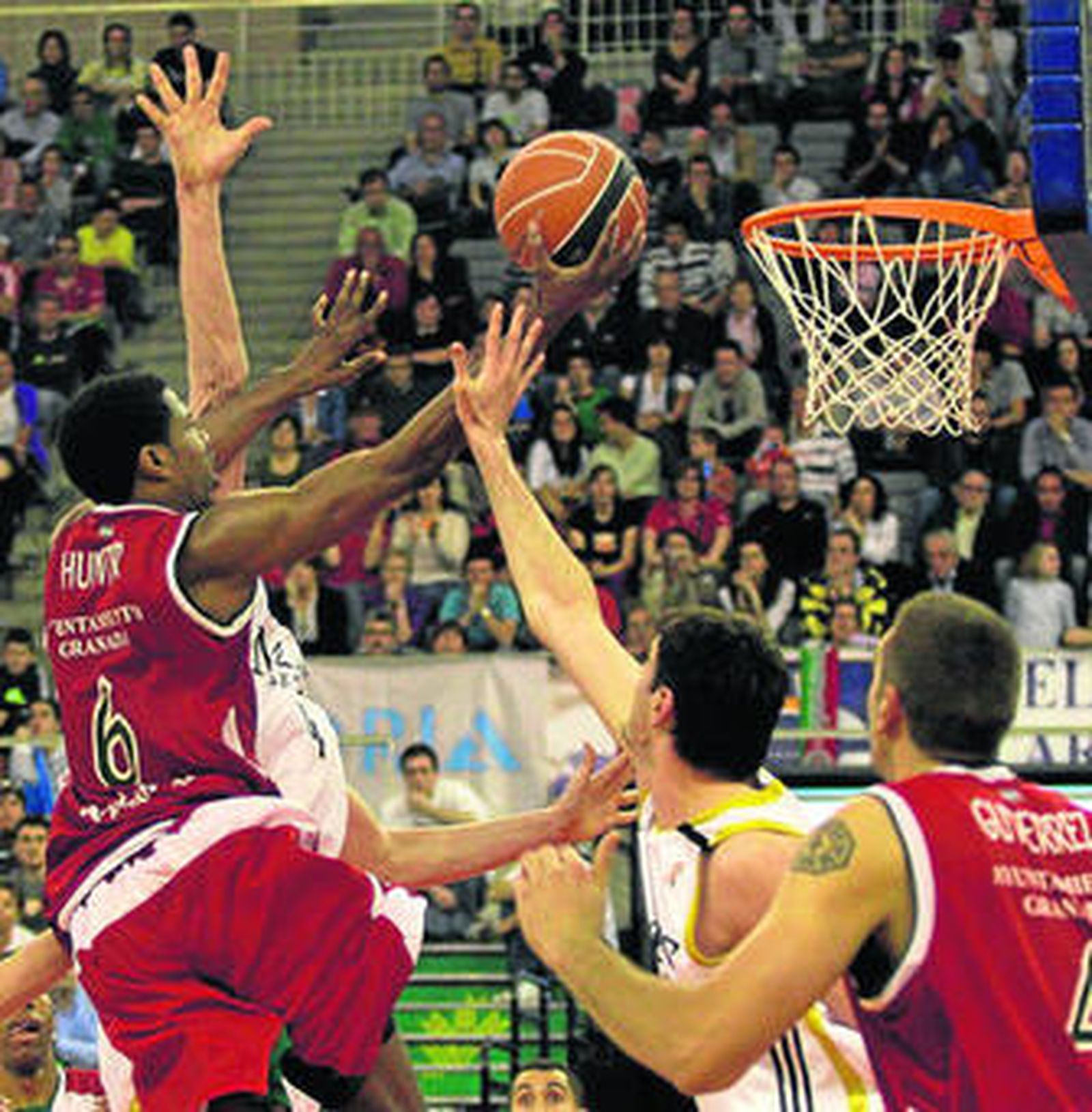 Hunter suelta una bandeja superando en su entrada a los defensores del Madrid.