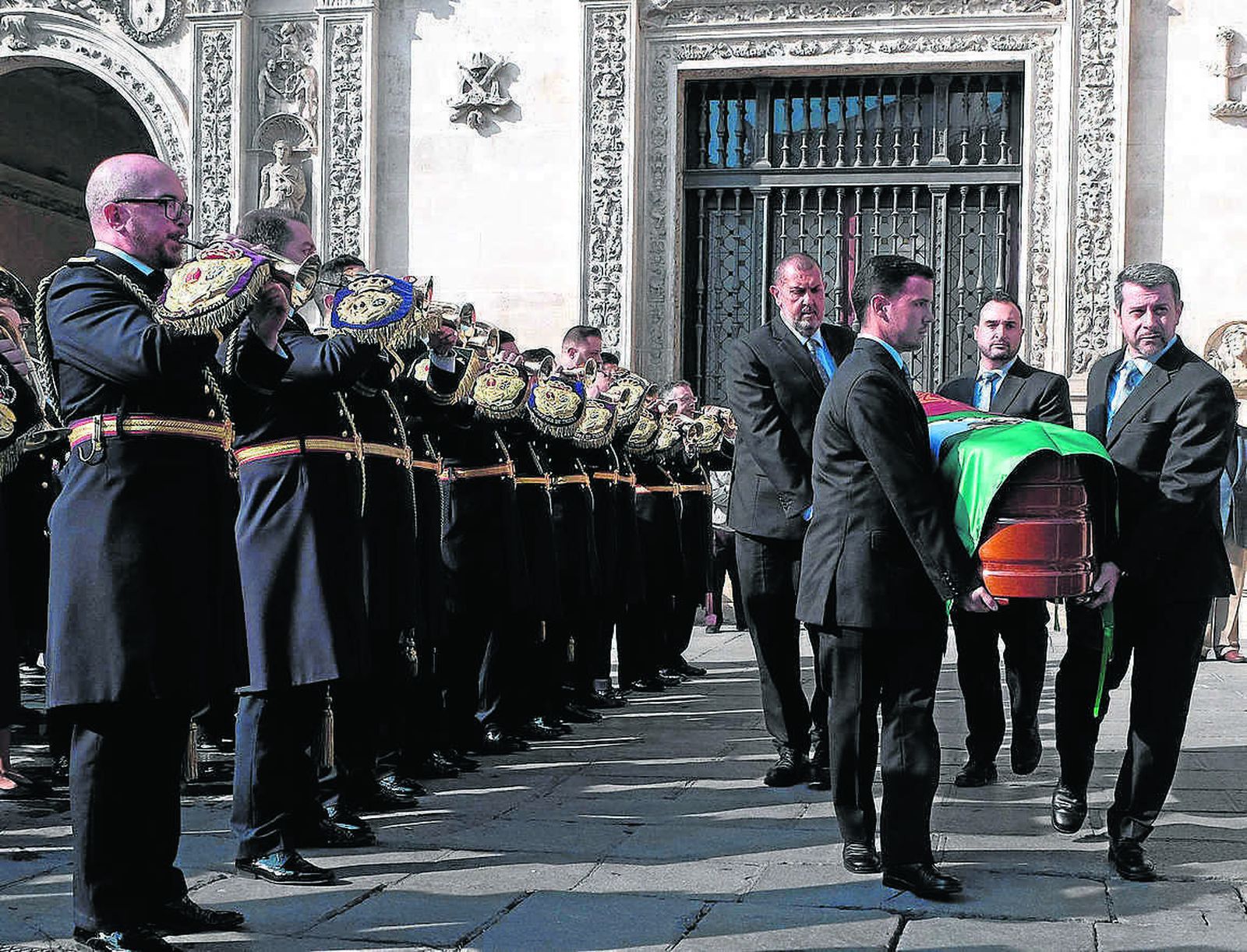 La Banda de cornetas y tambores de las Tres Caídas toca ante el féretro de Salvador Távora.