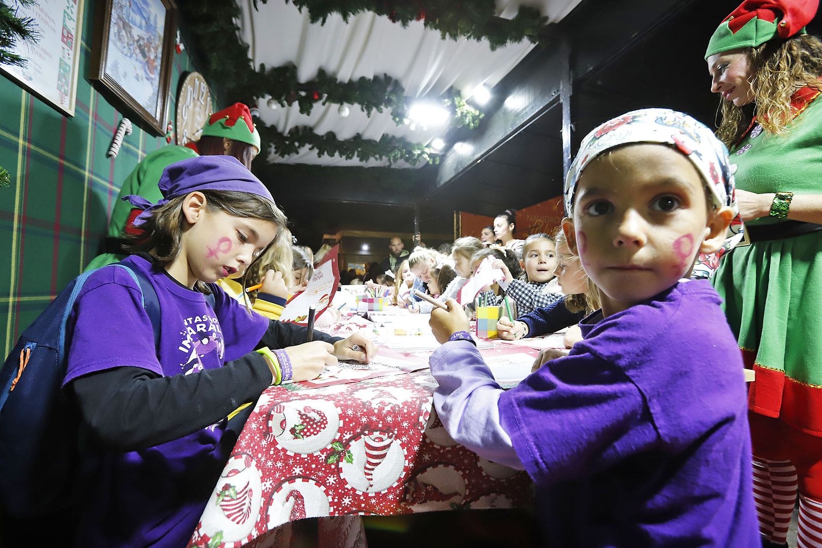 Imágenes del mercado navideño de la Plaza de Las Monjas