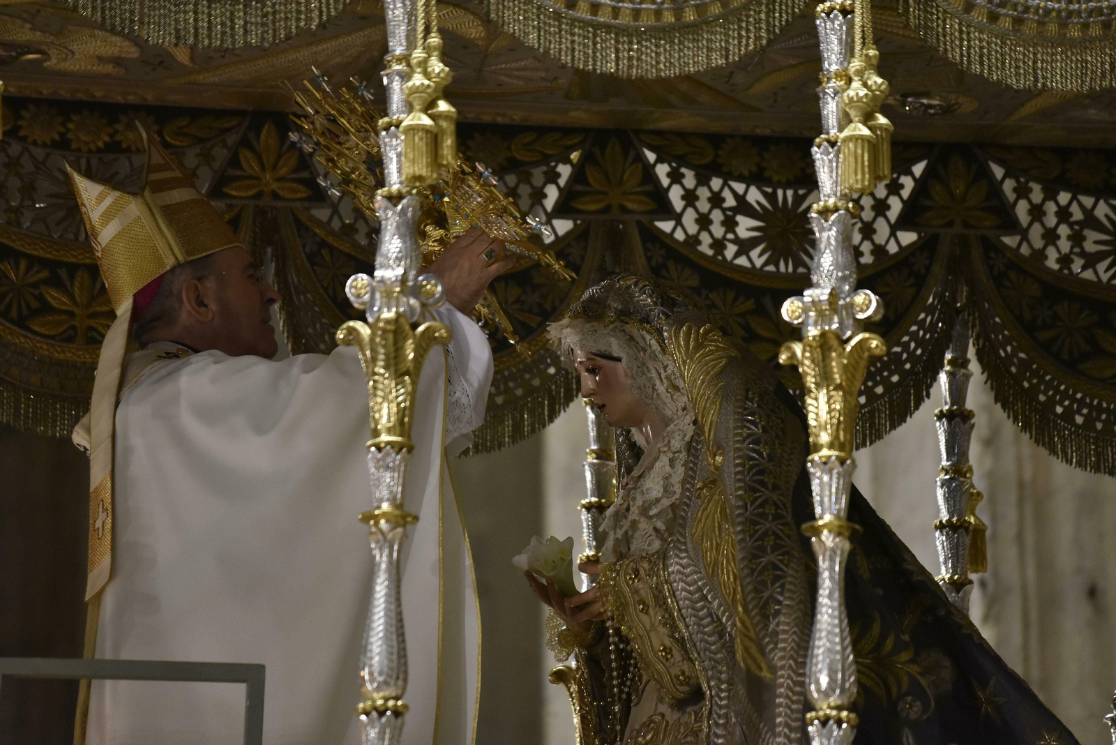 Juan José Asenjo, arzobispo de Sevilla, corona a Nuestra Señora de los Angeles.