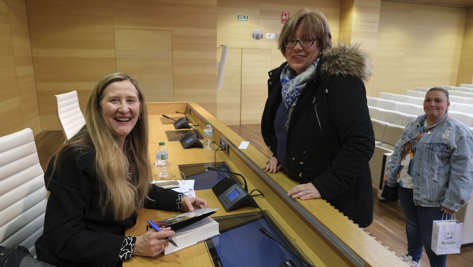 Imágenes del Diario de los Libros con la escritora ganadora del Premio Planeta 2022, Luz Gabás