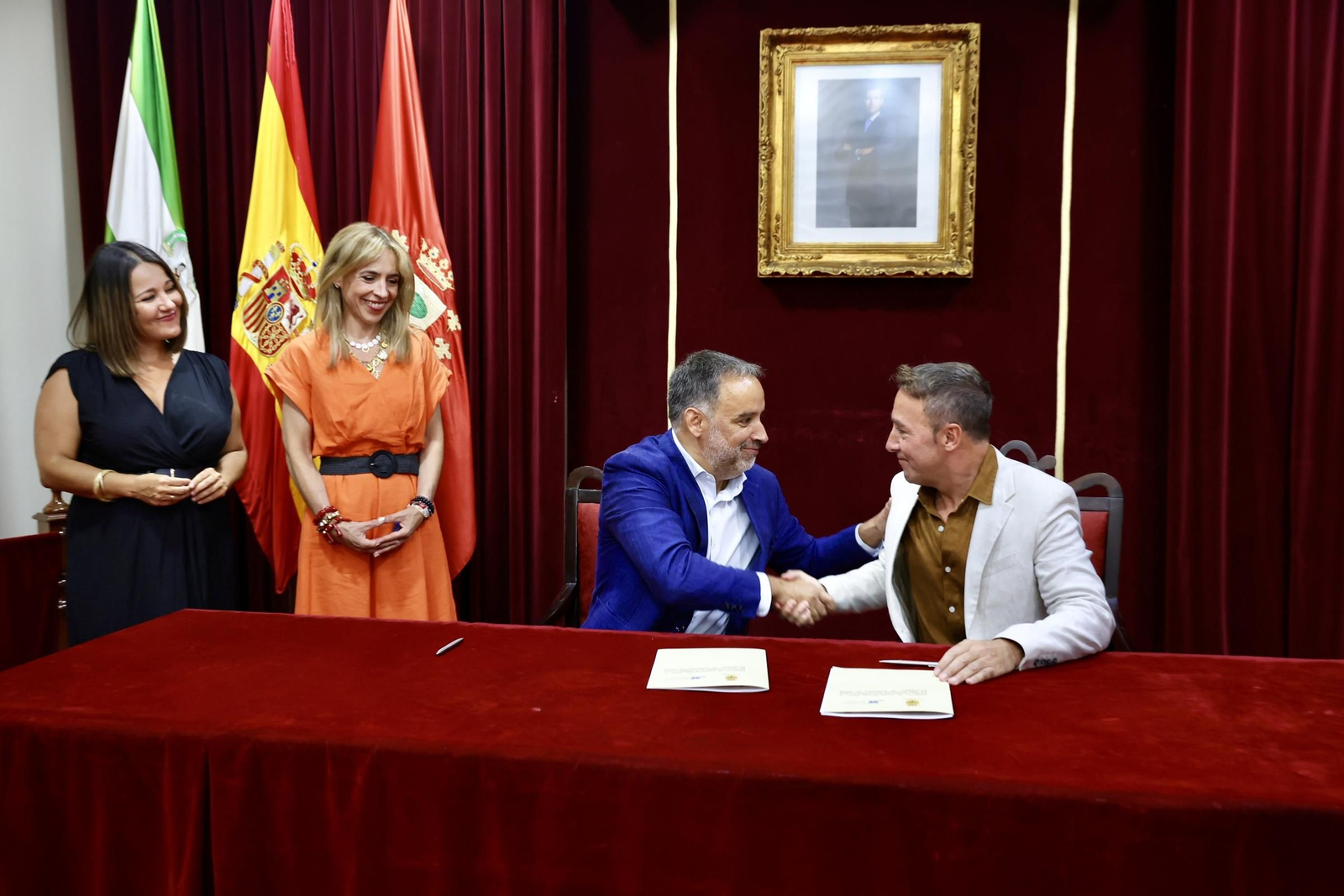 El alcalde de Trebujena, Ramón Galán, y el diputado provincial y consejero delegado de la EPVS, José Manuel Cossi, se estrechan la mano tras firmar el convenio de VPO.