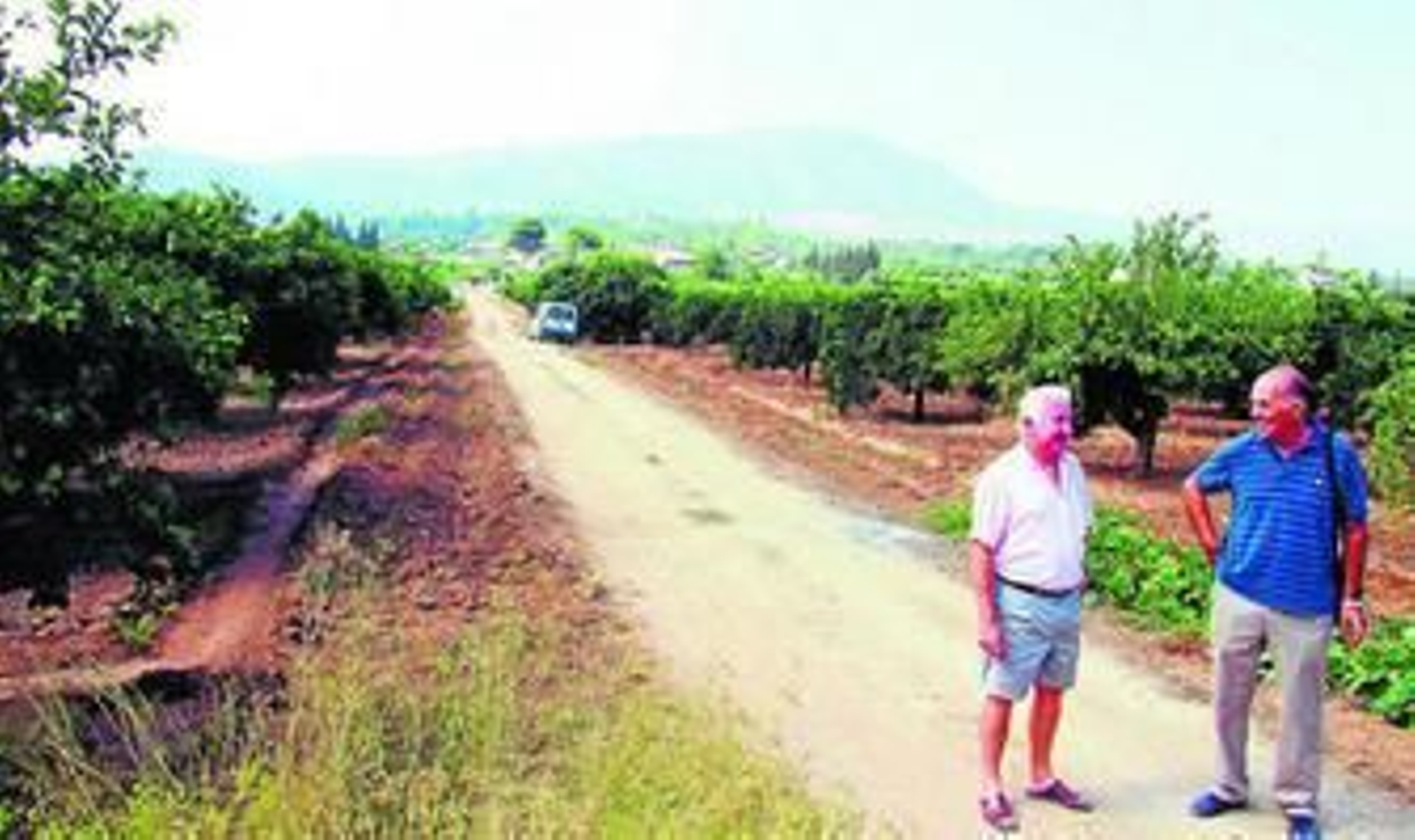 Imagen de archivo de dos de los vecinos afectados por las expropiaciones en los suelos de la Finca Dos Hermanas, en Churriana.
