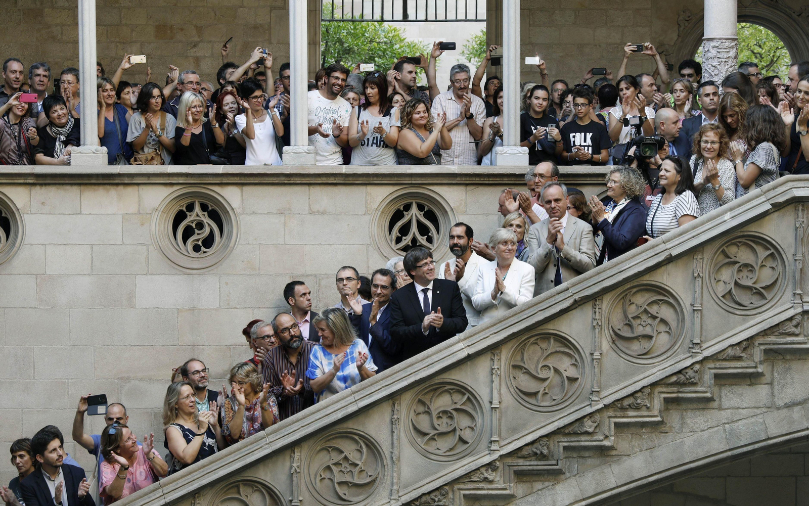 Puigdemont, en el Palau, arropado por profesores.