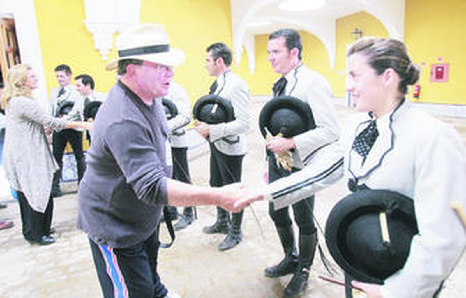 William Shatner y su esposa saludando a los jinetes de la Escuela.