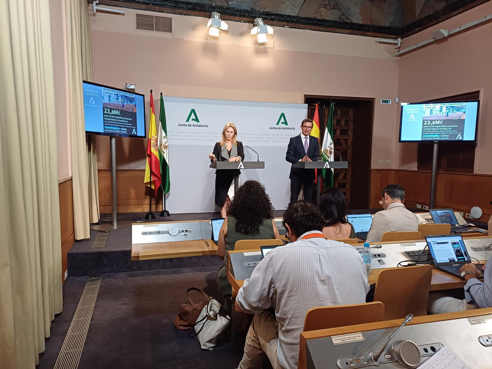 La consejera de Hacienda y portavoz, Carolina España, y el consejero de Industria, Jorge Paradela este martes La consejera de Hacienda y portavoz, Carolina España, y el consejero de Industria, Jorge Paradela este martes