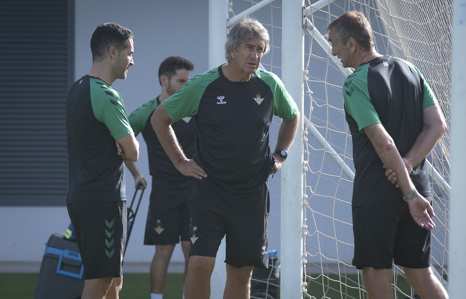 Manuel Pellegrini dialoga con sus ayudantes en un entrenamiento.