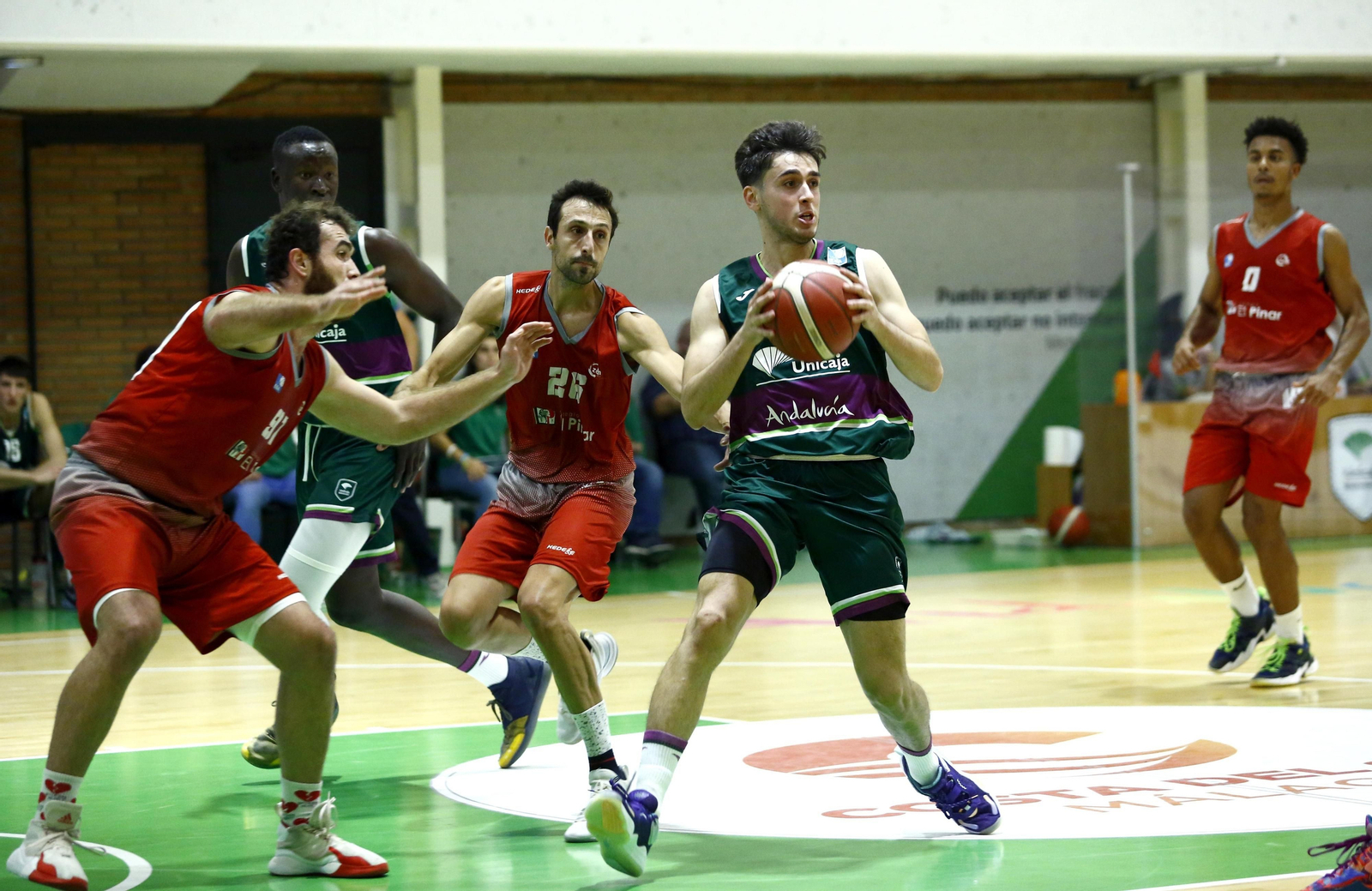 El Unicaja de Liga EBA vence el derbi ante el Colegio El Pinar