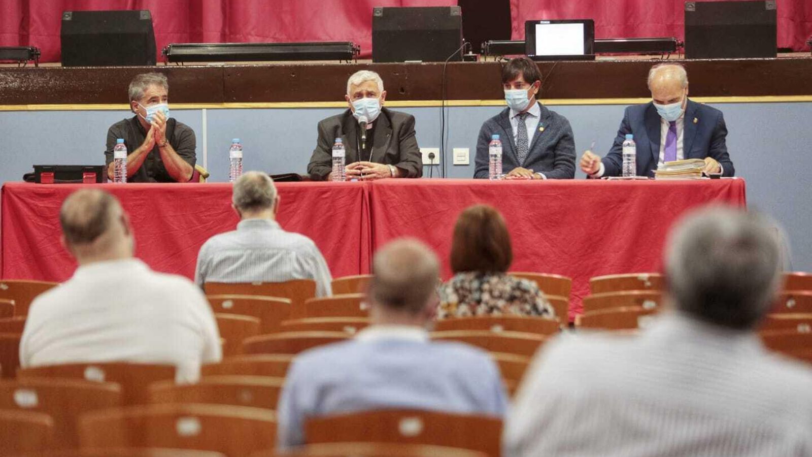 Juan Carlos Jurado, en la esquina de la mesa presidencial en un pleno de hermanos mayores. Juan Carlos Jurado, en la esquina de la mesa presidencial en un pleno de hermanos mayores.
