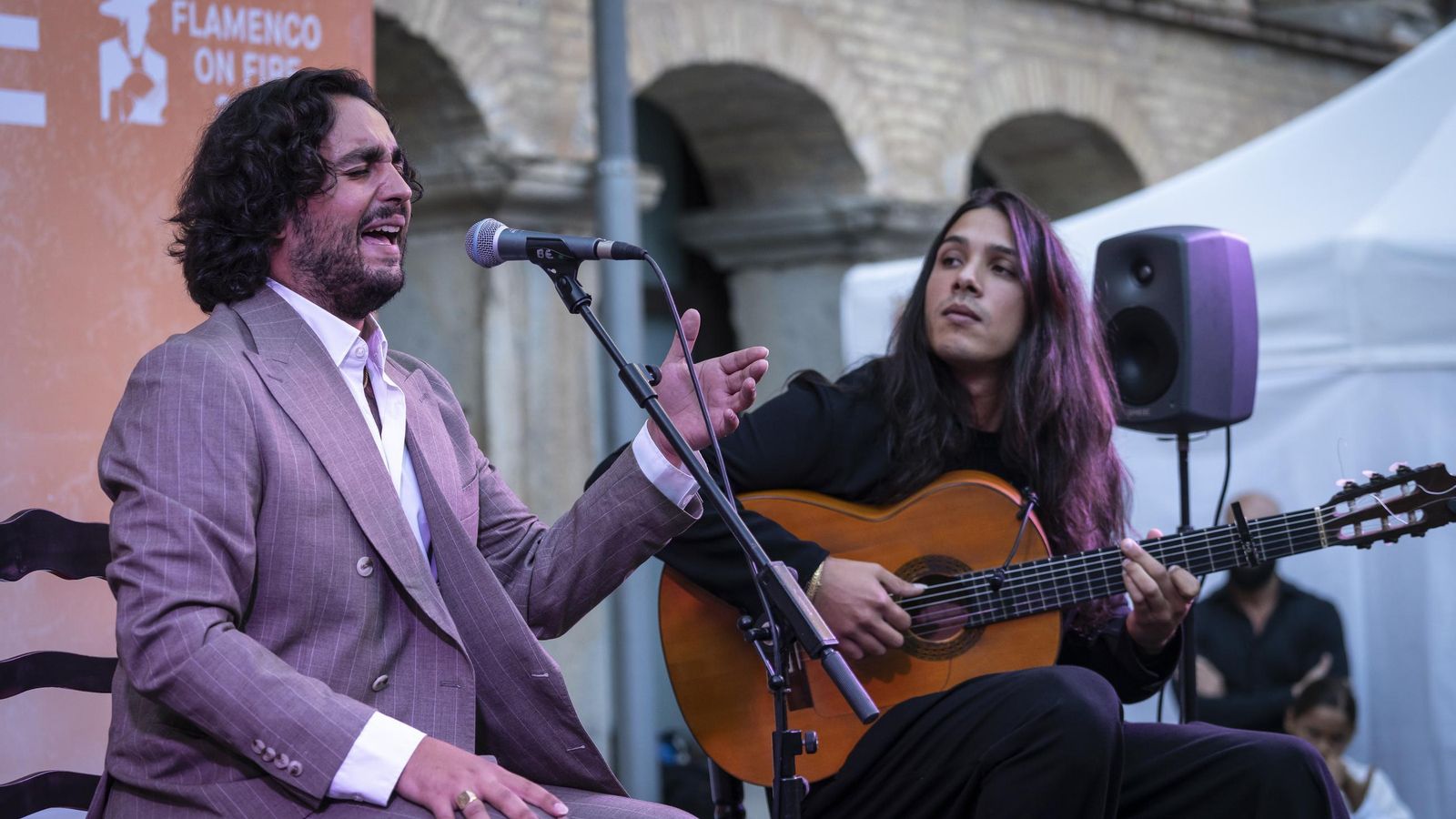 Ismael de la Rosa "El Bola" con la guitarra de José del Tomate en el escenario Pansequito.
