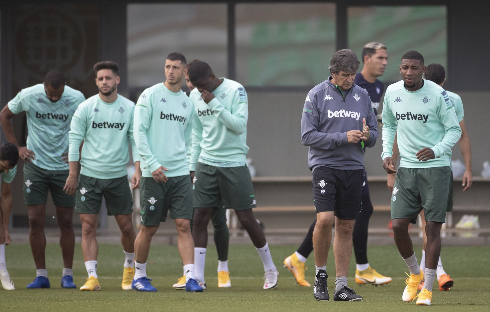 Pellegrini y sus jugadores, antes de comenzar un entrenamiento.