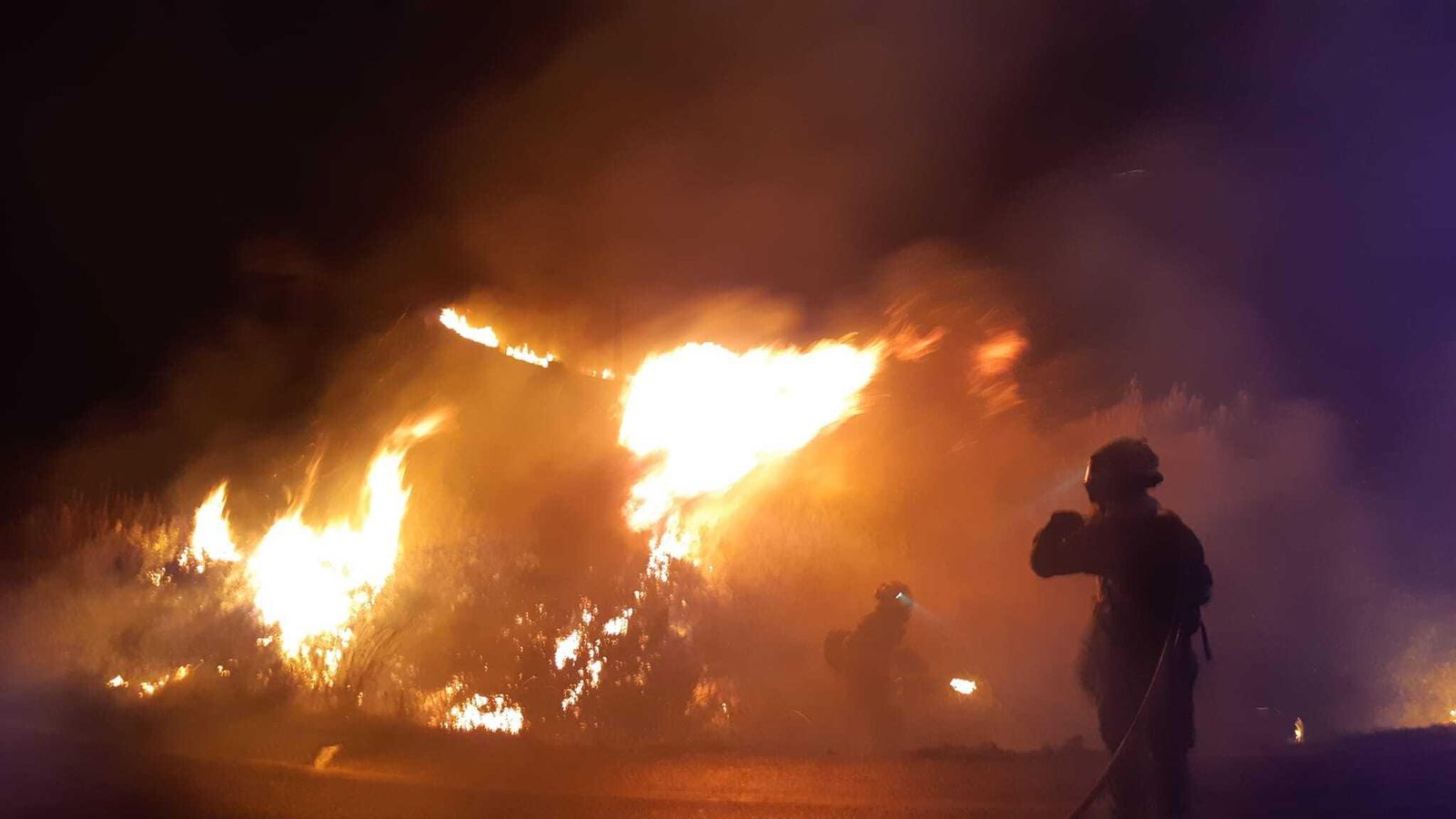 Bomberos del Infoca esta noche en el fuego de la Sierra del Arca